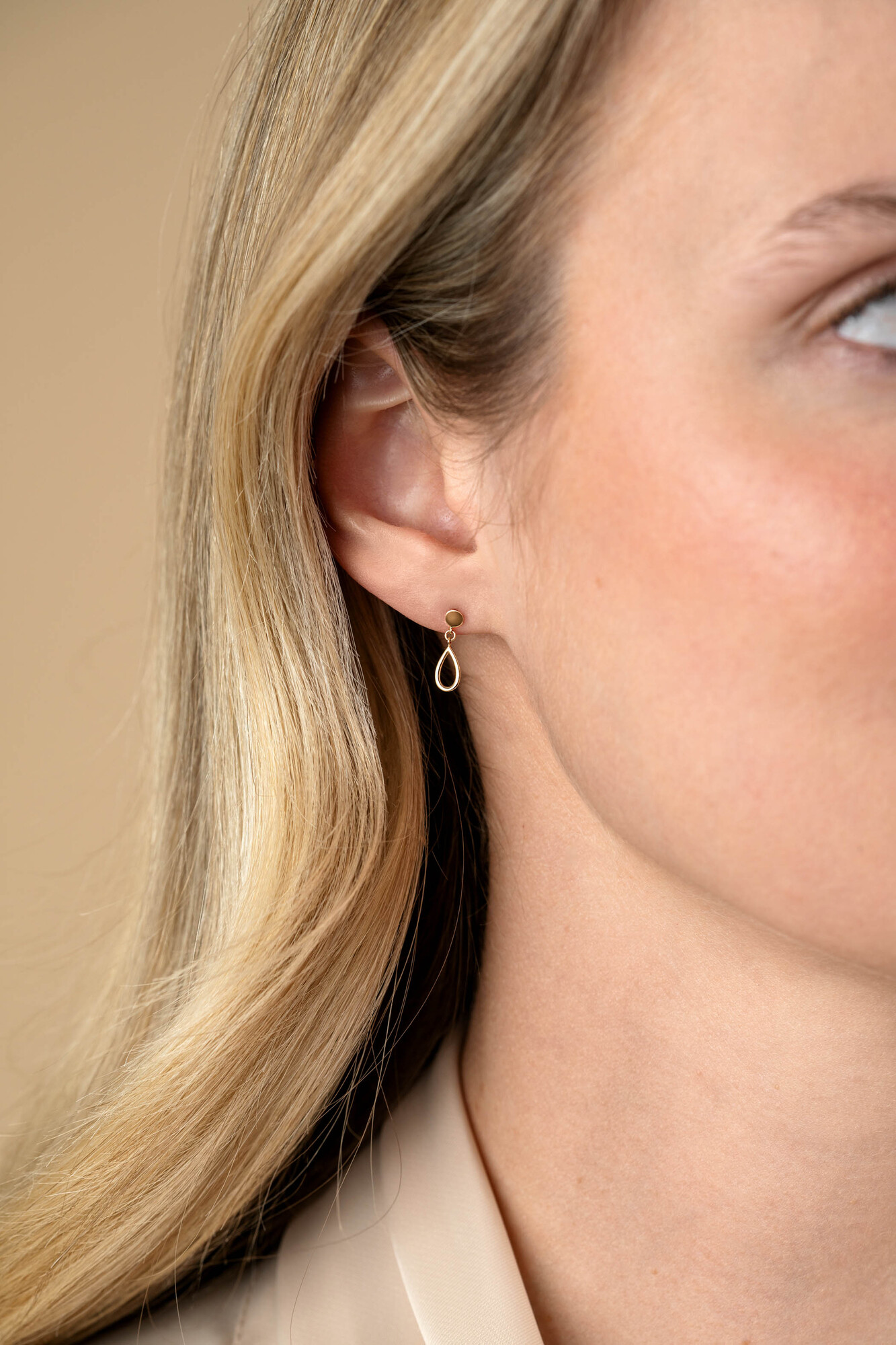 13mm ZINZI Gold 14 ct gold drop earrings with an open teardrop shape ZGO521