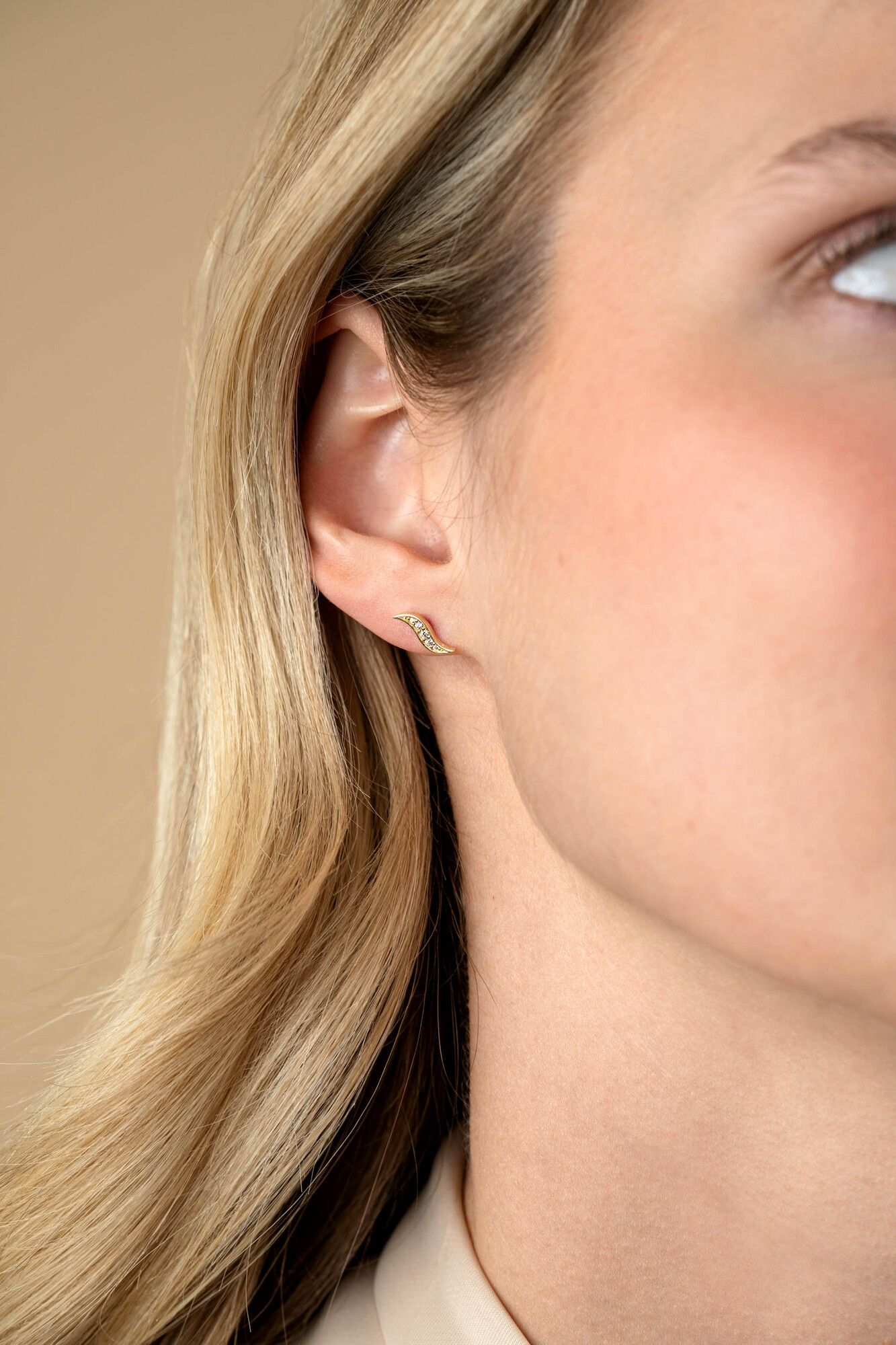 10mm ZINZI Gold 14 ct gold fantasy stud earrings in a leaf shape with 5 white cubic zirconias ZGO516