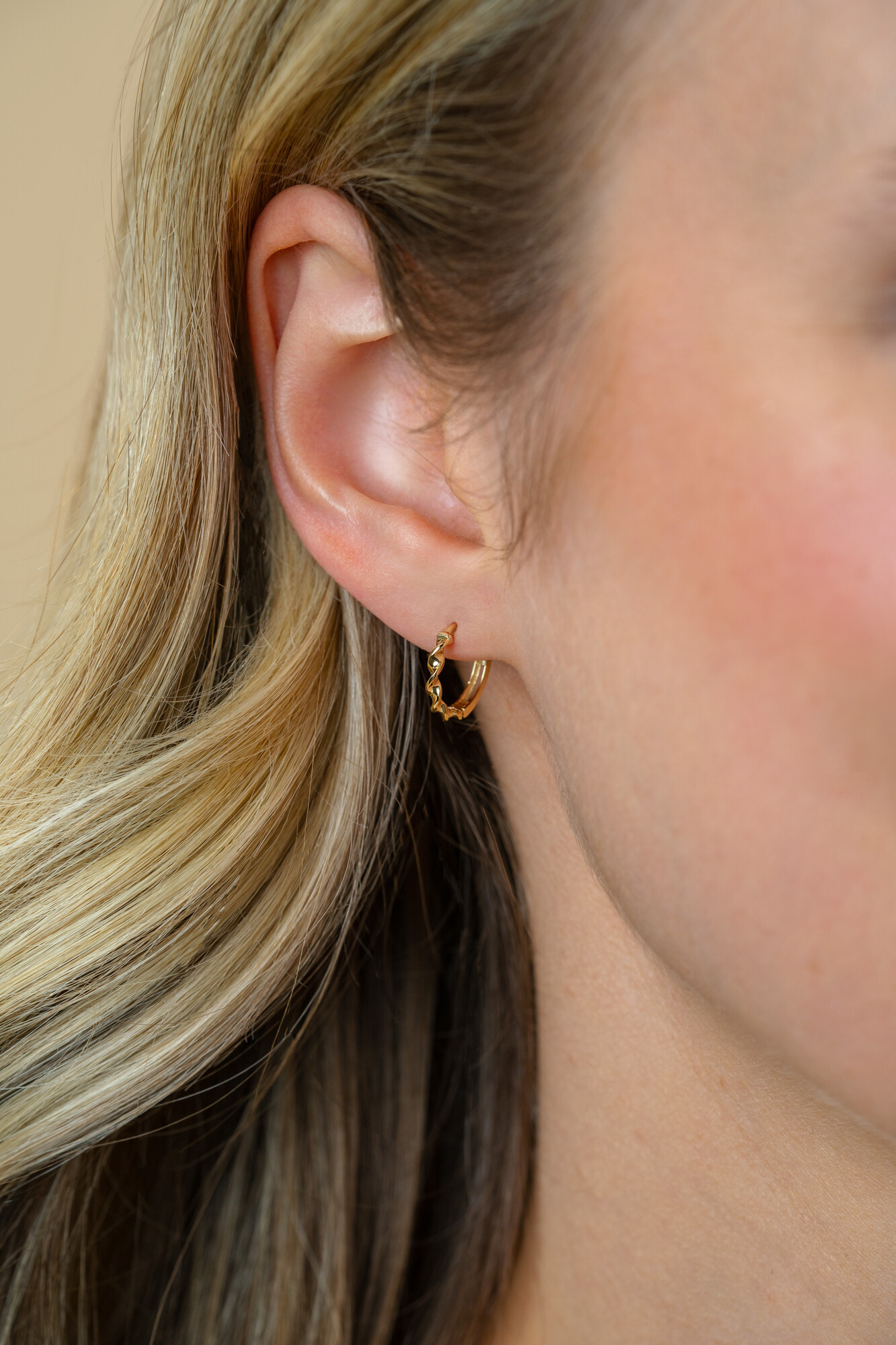 13mm ZINZI Gold 14 ct gold hoop earrings with a twisted tube and luxury hinged closure 13 x 2mm ZGO525