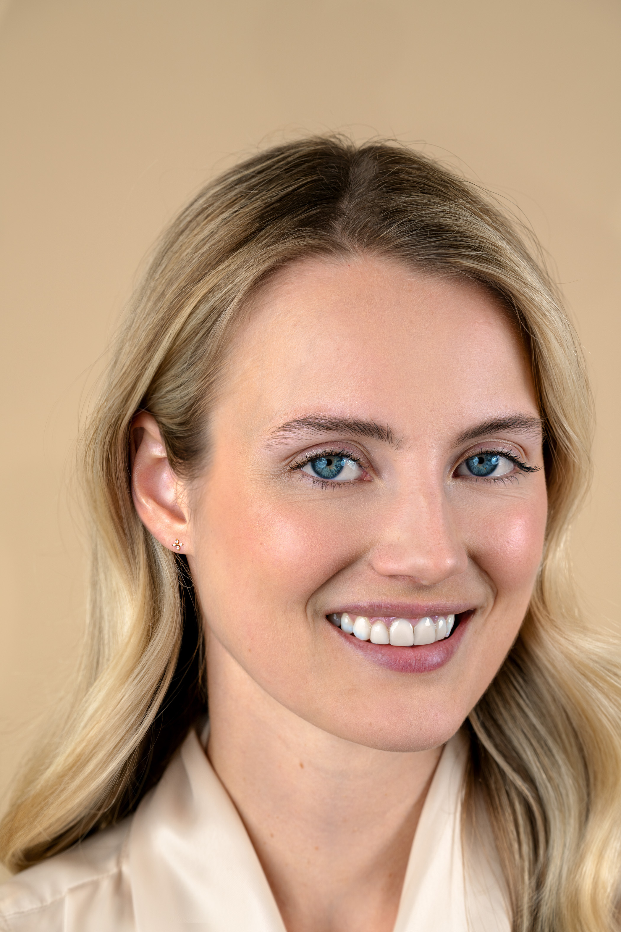 5mm ZINZI Gold 14 ct gold fantasy stud earrings in a flower shape, set with four round white cubic zirconias ZGO519