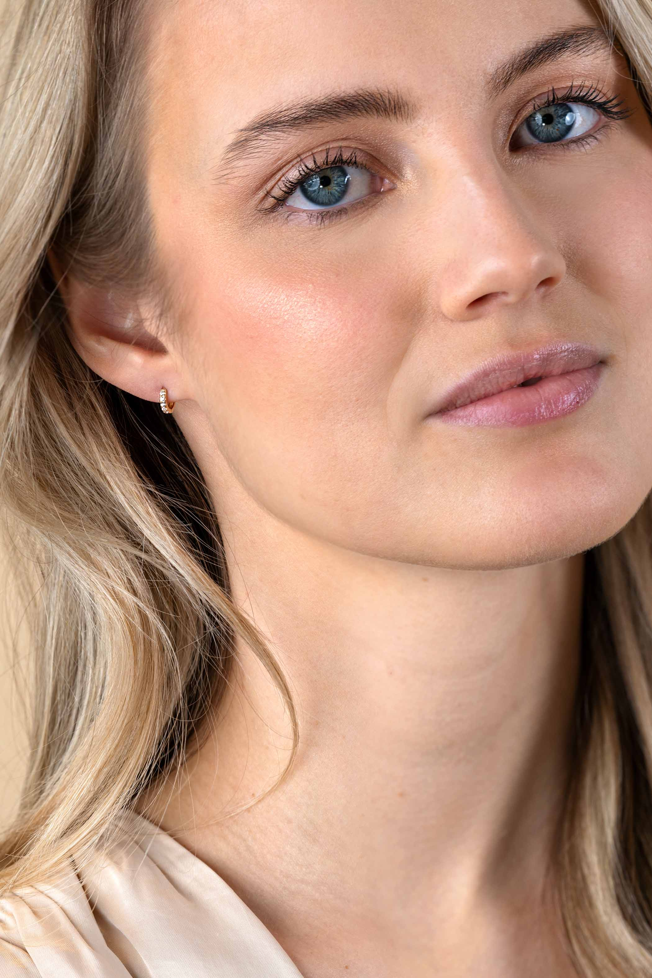 8mm ZINZI 14K Gold Hoop Earrings White Zirconias 8x1,6mm ZGO467