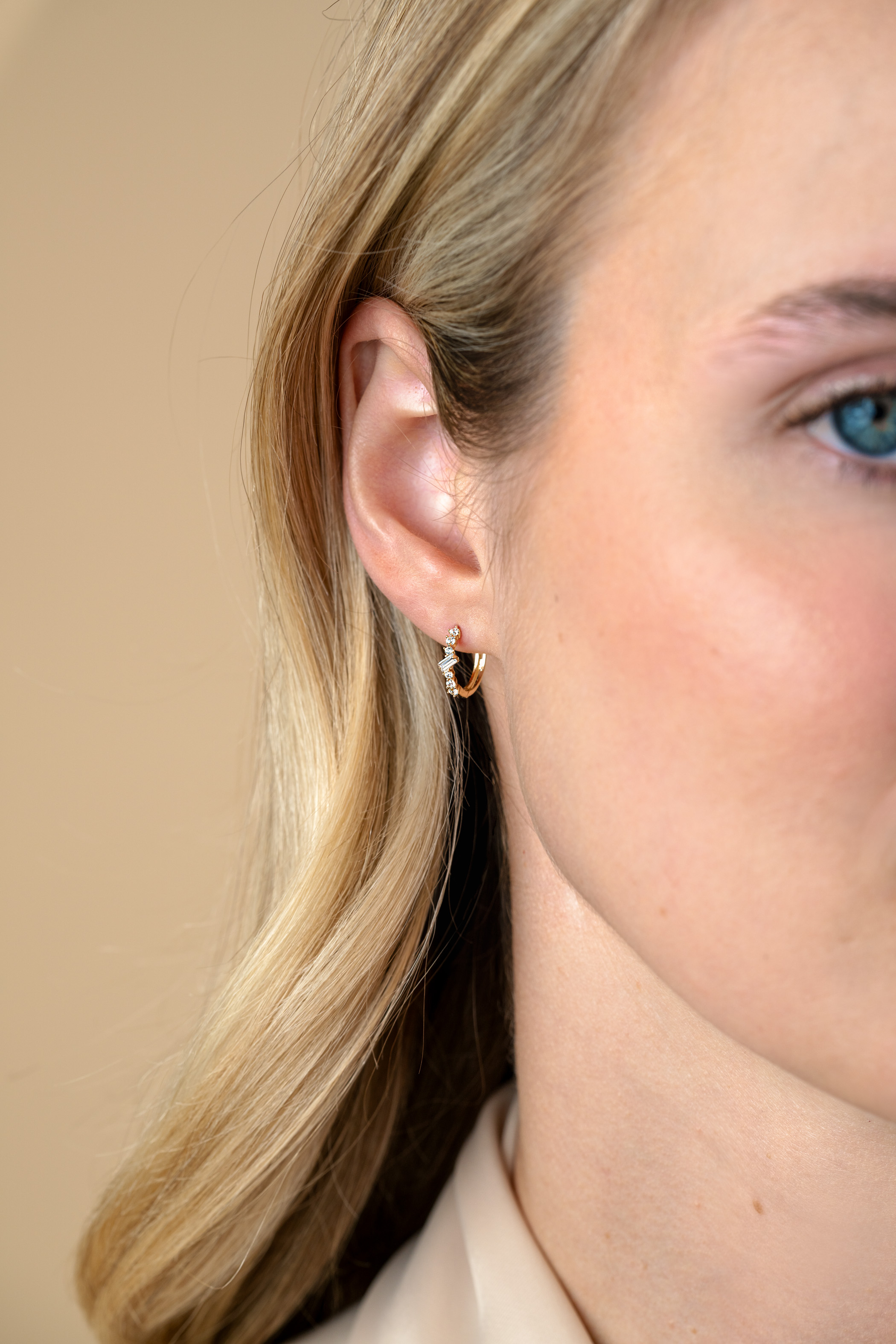 13mm ZINZI Gold 14 ct gold hoop earrings with rectangular baguette-cut zirconias and six round white cubic zirconias, with luxury clip closure 13 x 2mm ZGO528