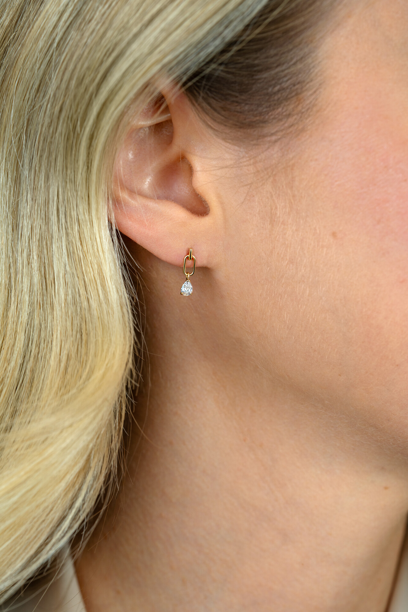 ZINZI GOLD oorstekers ovaal open met druppel zirc.