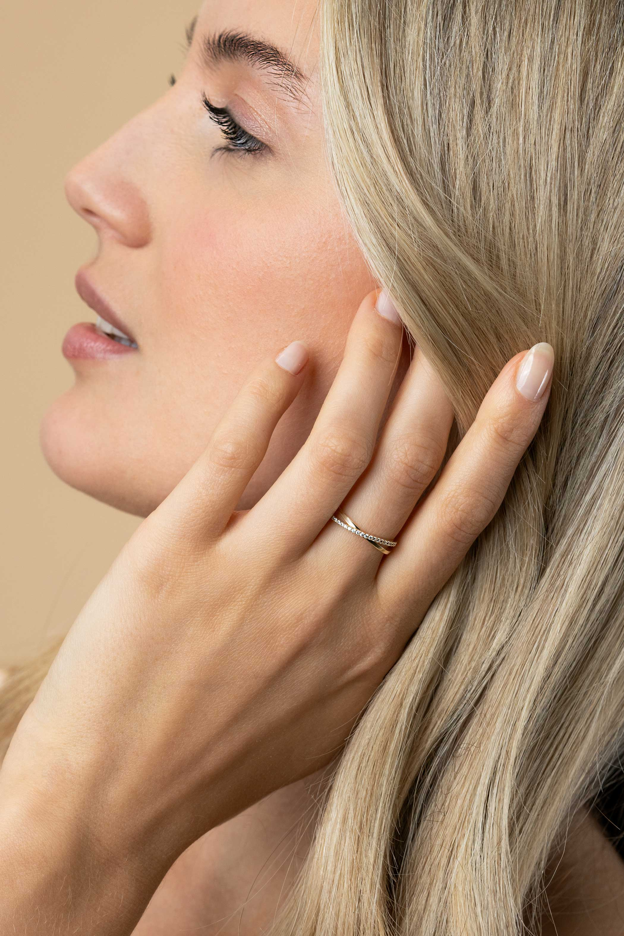 ZINZI 14K Gold Crossover Ring White Zirconias ZGR469