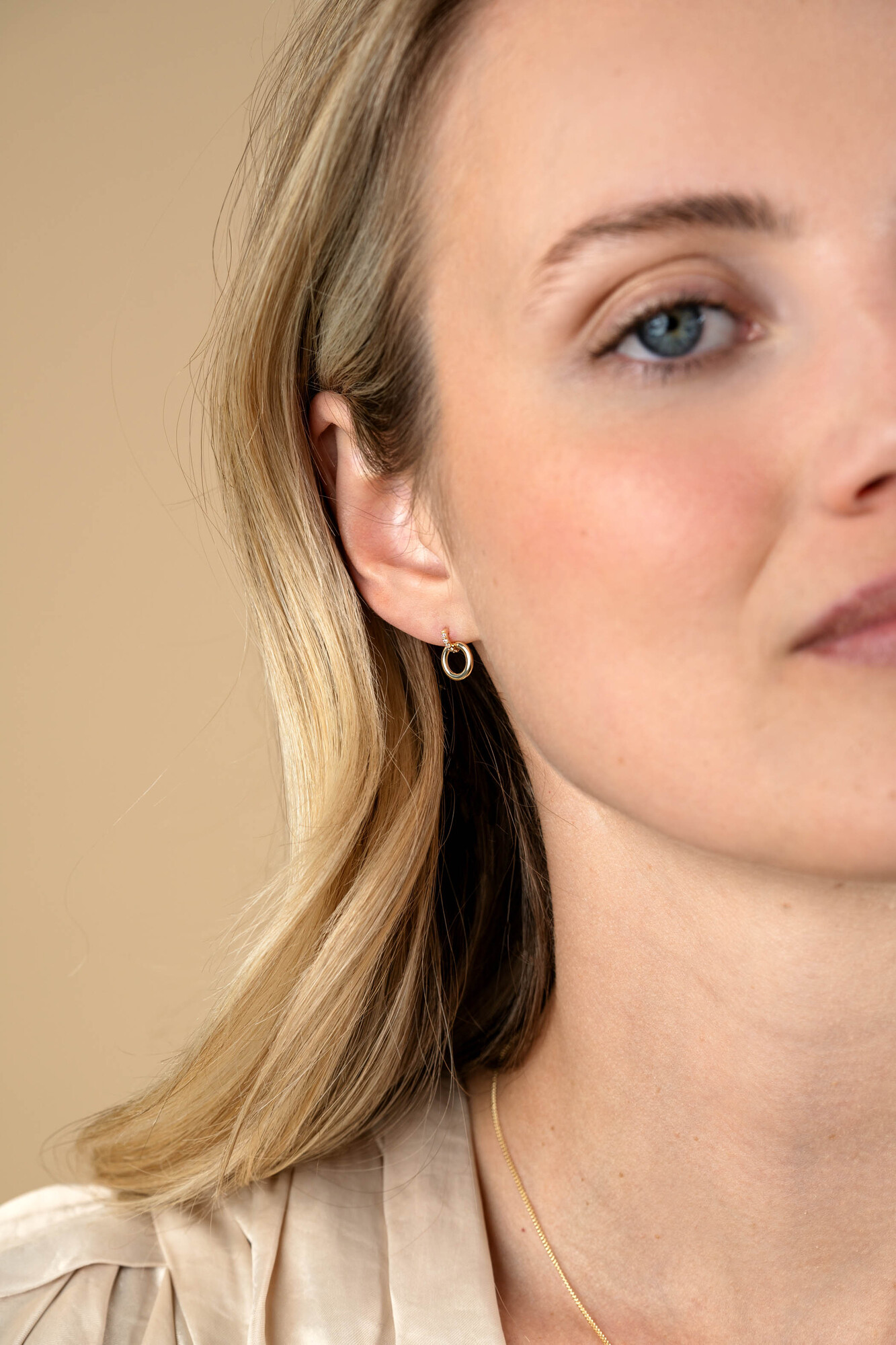 11mm ZINZI Gold 14 ct gold round stud earrings with tops set with white cubic zirconias ZGO512