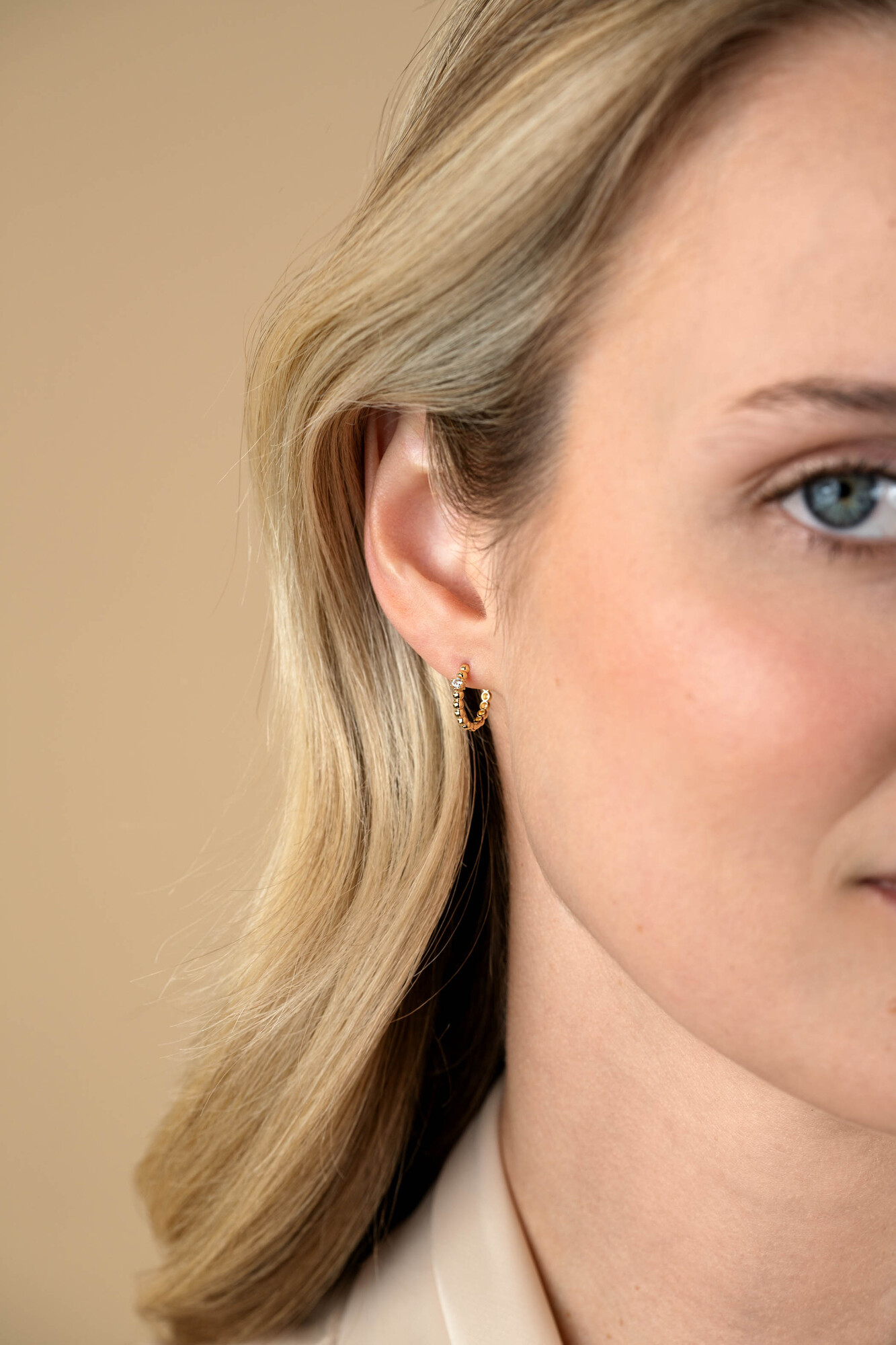 13mm ZINZI Gold 14 ct gold hoop earrings with a bead design and a round white cubic zirconia, with luxury clip closure 13 x 2mm ZGO527