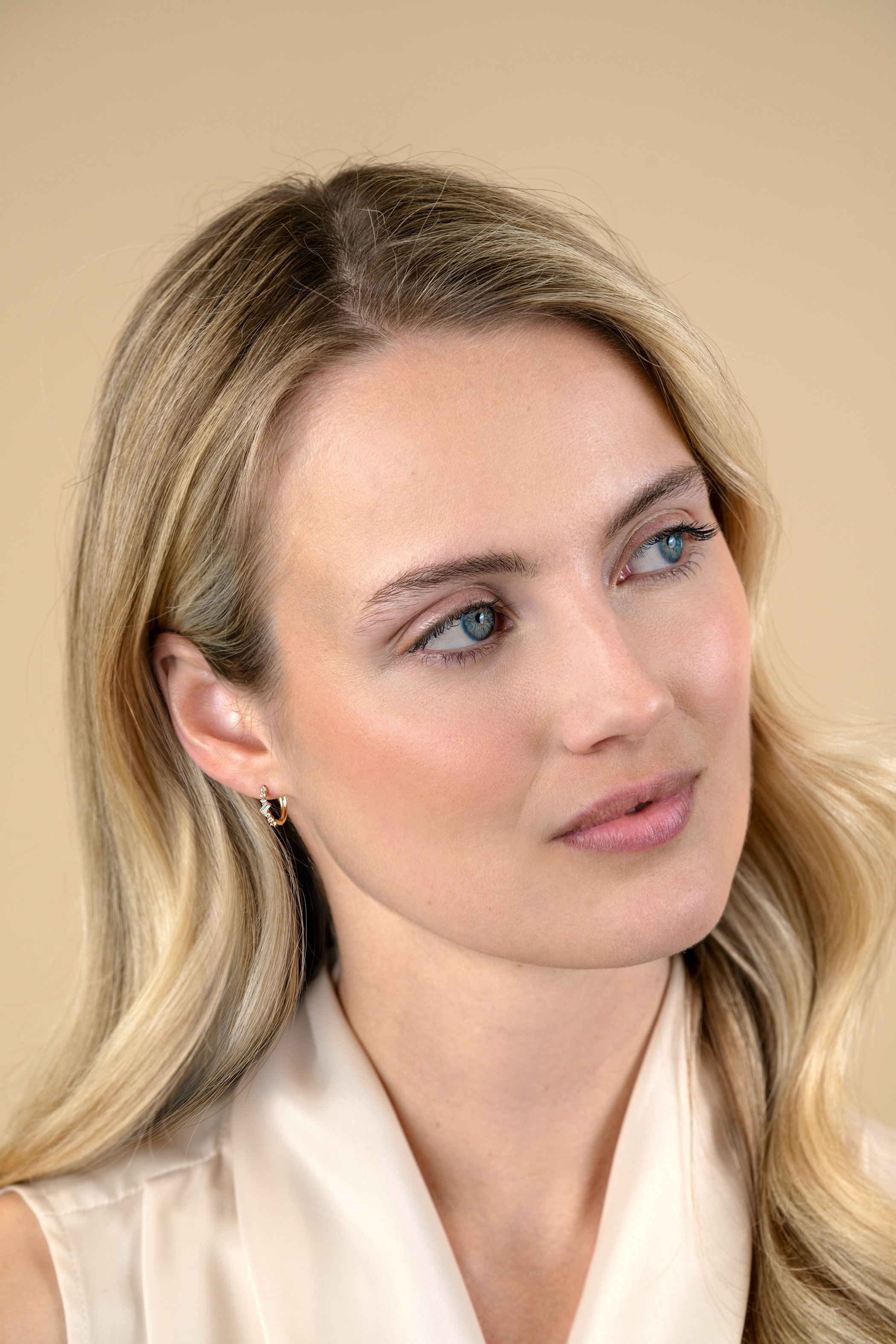 13mm ZINZI Gold 14 ct gold hoop earrings with rectangular baguette-cut zirconias and six round white cubic zirconias, with luxury clip closure 13 x 2mm ZGO528