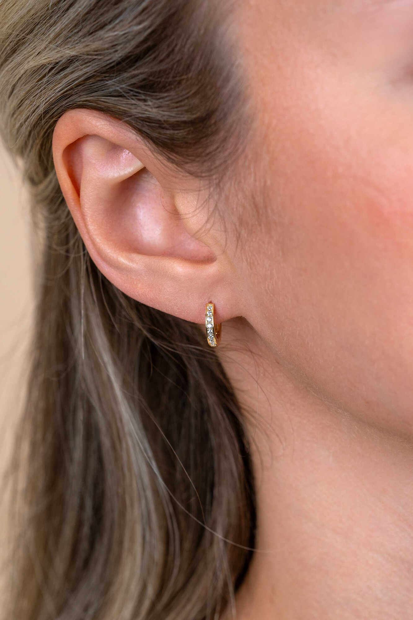 ZINZI GOLD klapcreolen geheel bezet zirc. 11x2mm