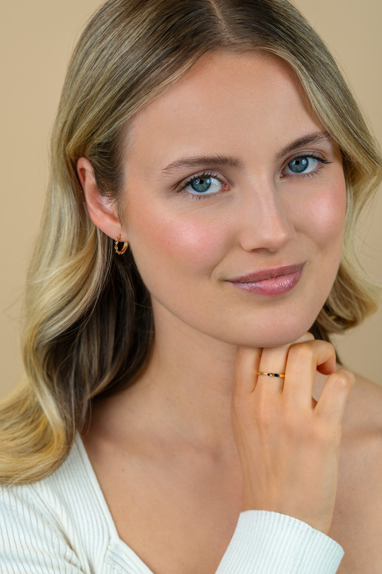 13mm ZINZI Gold 14 ct gold hoop earrings with a twisted tube and luxury hinged closure 13 x 2mm ZGO525