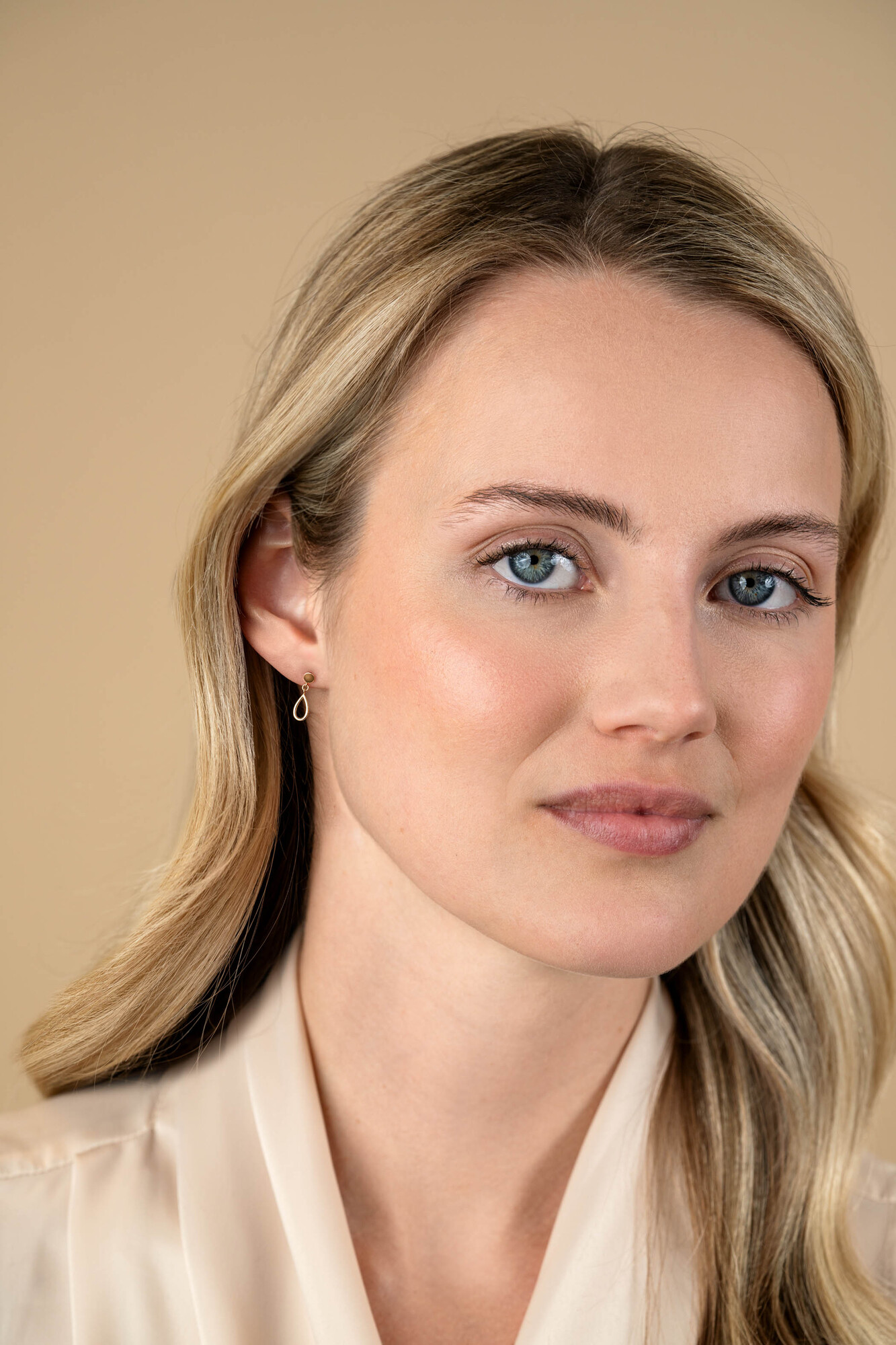 13mm ZINZI Gold 14 ct gold drop earrings with an open teardrop shape ZGO521