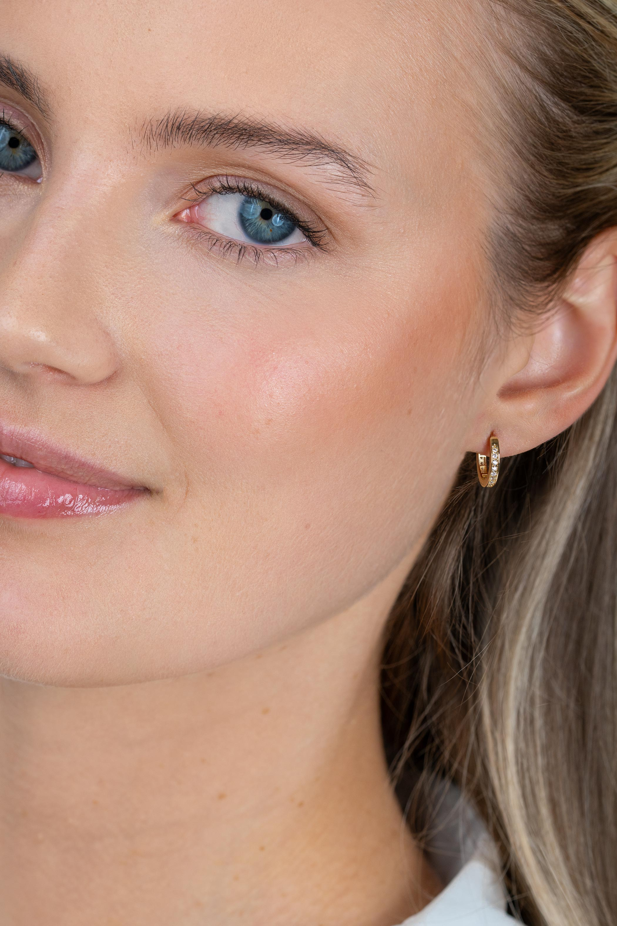 ZINZI GOLD klapcreolen geheel bezet zirc. 11x2mm