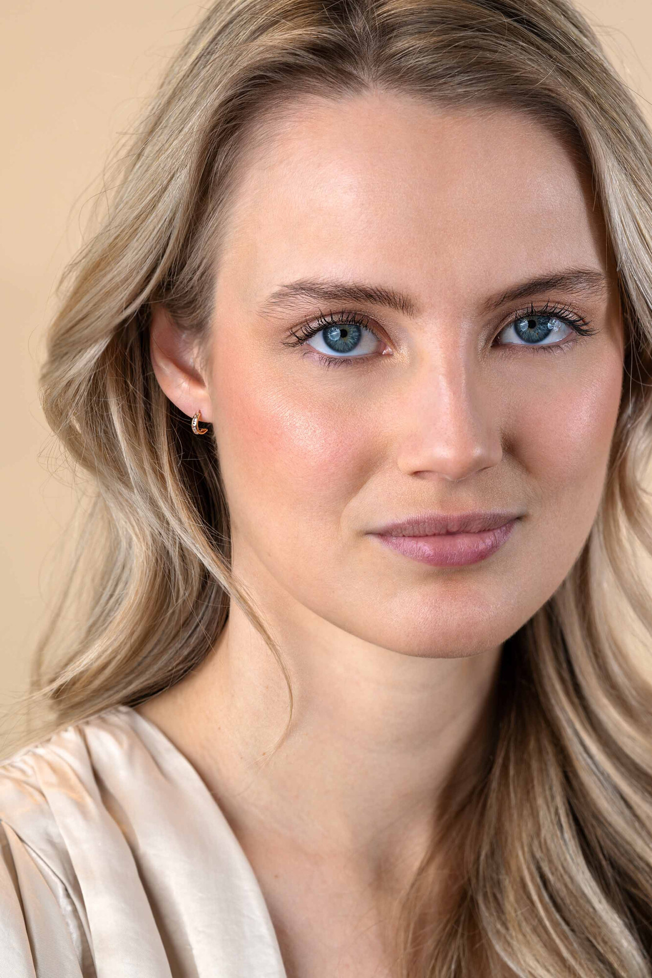 8mm ZINZI 14K Gold Half Hoop Earrings Princess Cut White Zirconias ZGO457