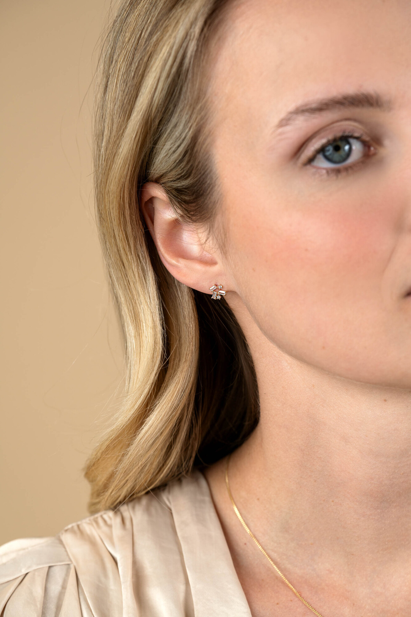 8mm ZINZI Gold 14 ct gold fantasy stud earrings with rectangular baguette-cut and round white cubic zirconias ZGO511