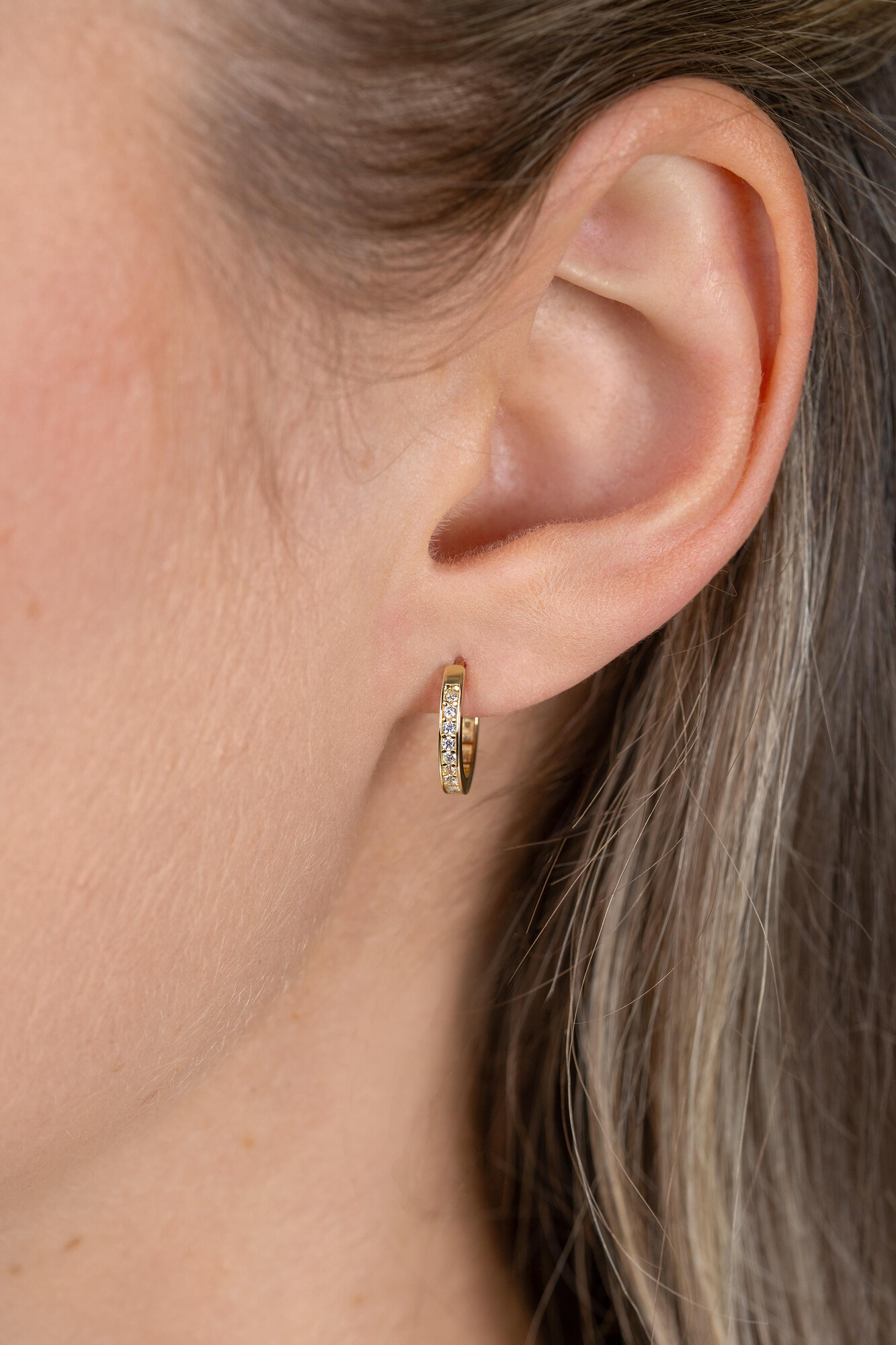 ZINZI GOLD klapcreolen geheel bezet zirc. 15x2mm