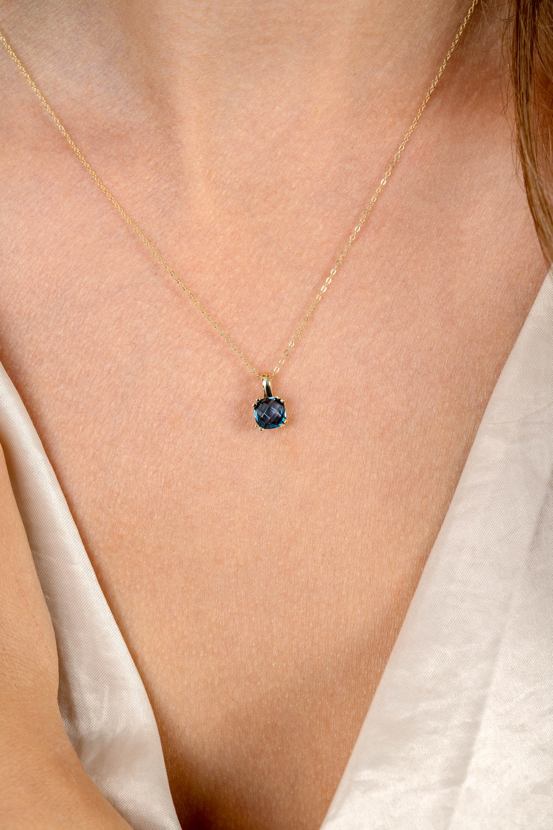 ZINZI Gold 14 ct gold necklace with a chic square pendant set with London topaz 40-43cm ZGC537