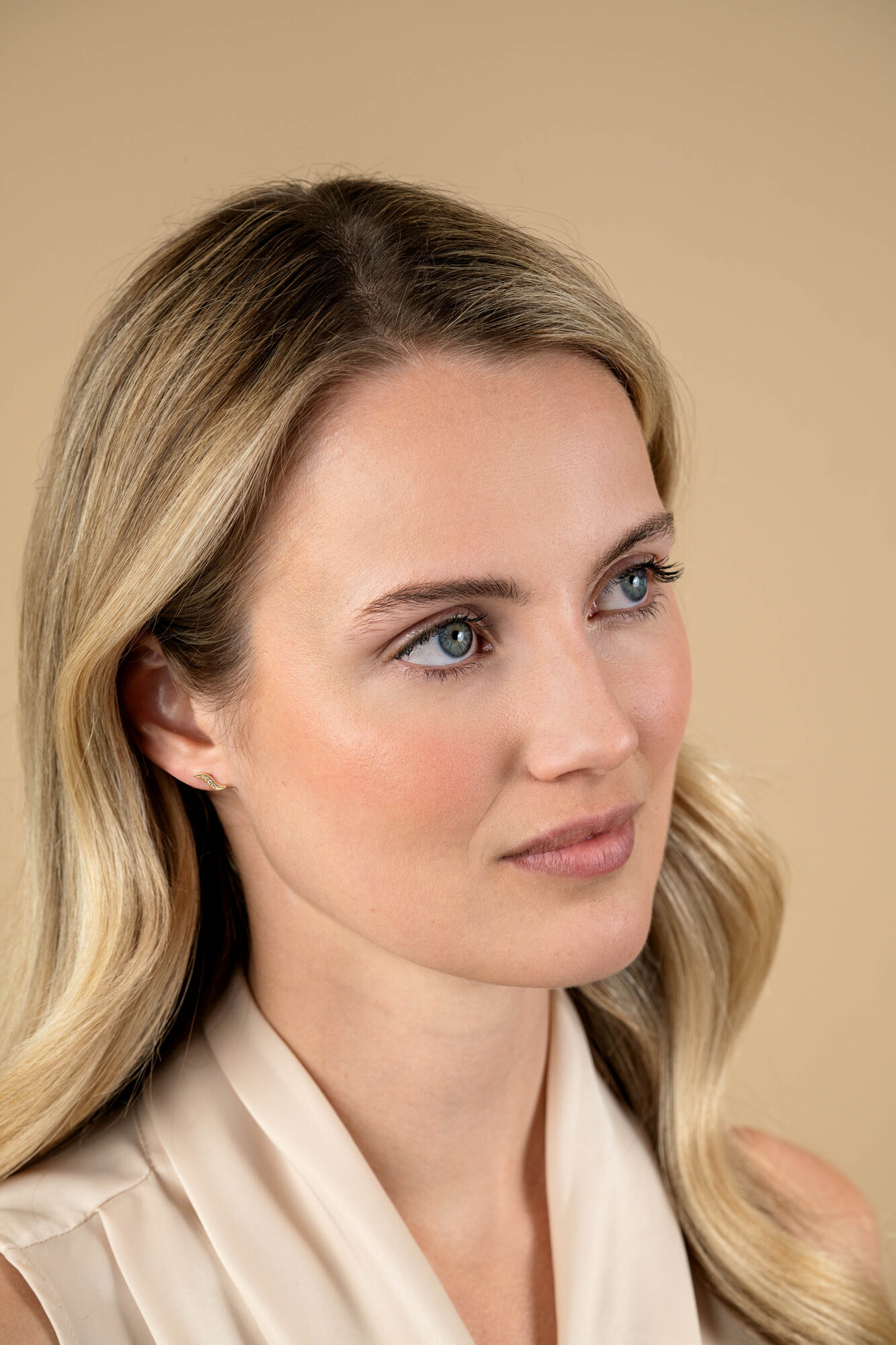 10mm ZINZI Gold 14 ct gold fantasy stud earrings in a leaf shape with 5 white cubic zirconias ZGO516