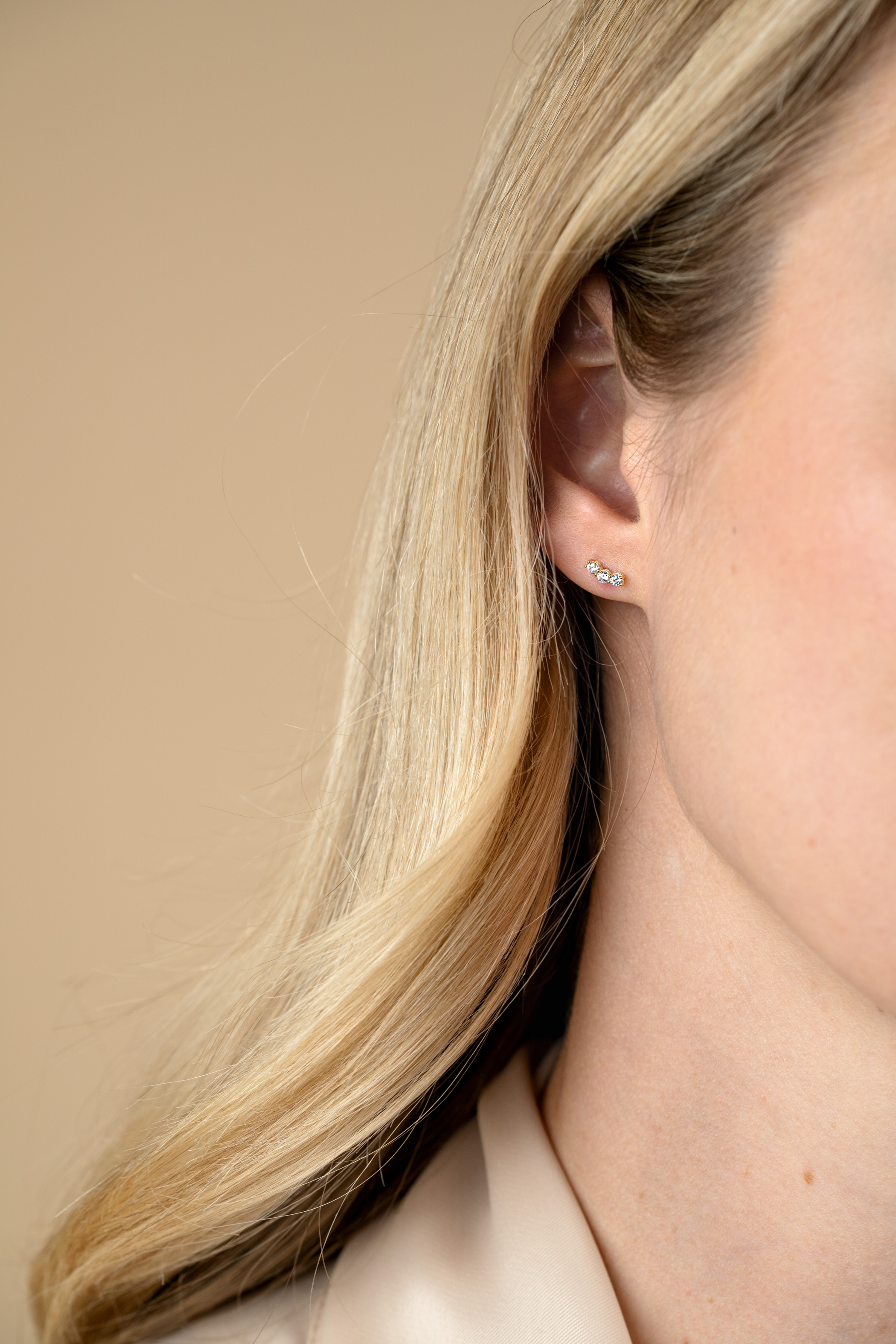 7mm ZINZI Gold 14 ct gold stud earrings with three white cubic zirconias in a row setting ZGO515