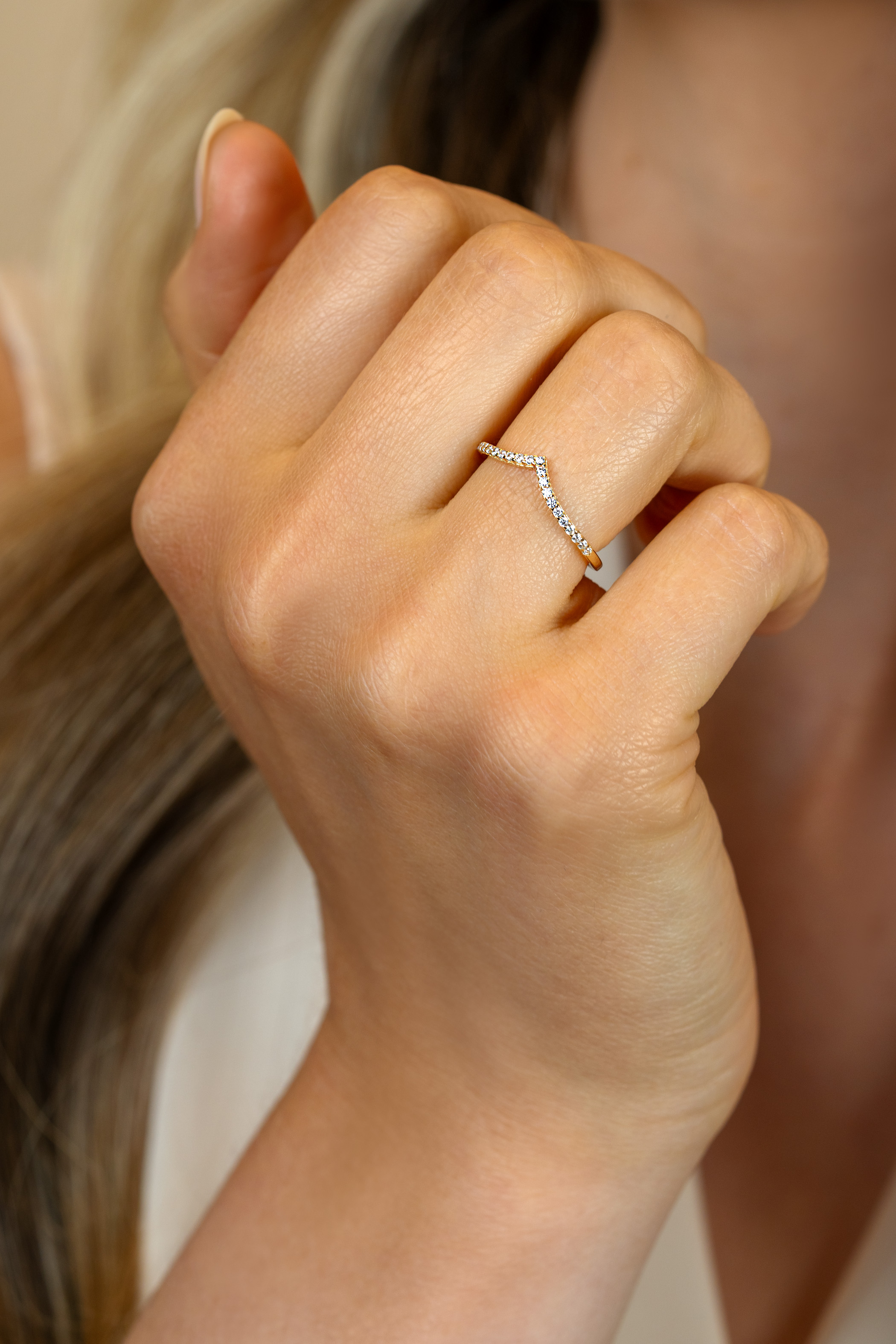 ZINZI 14K Gold V-ring White Zirconias Rail Setting 1,4mm width ZGR374