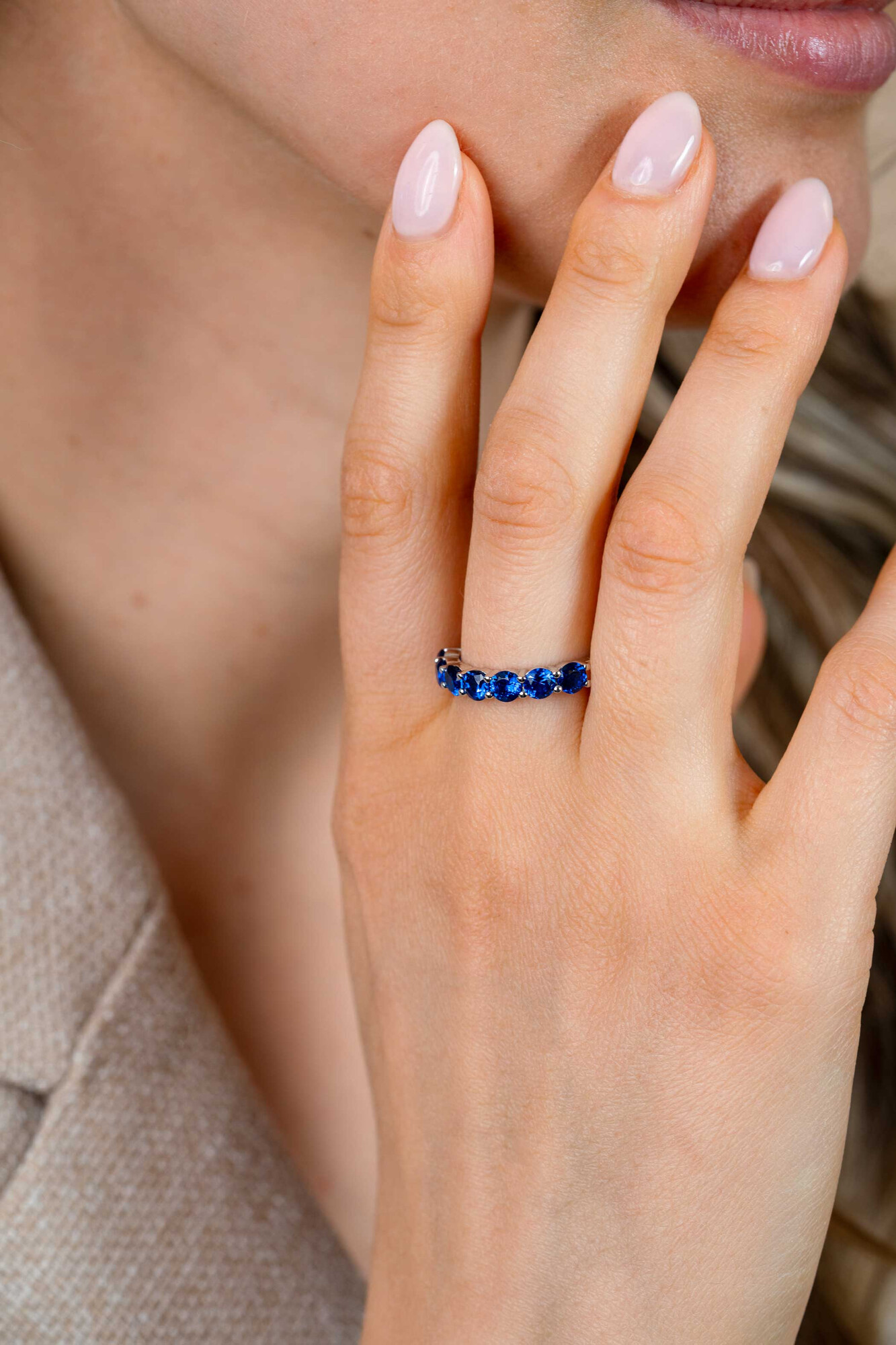 ZINZI zlv. rij ring 7x blauw zirc. 4mm breed mt.62