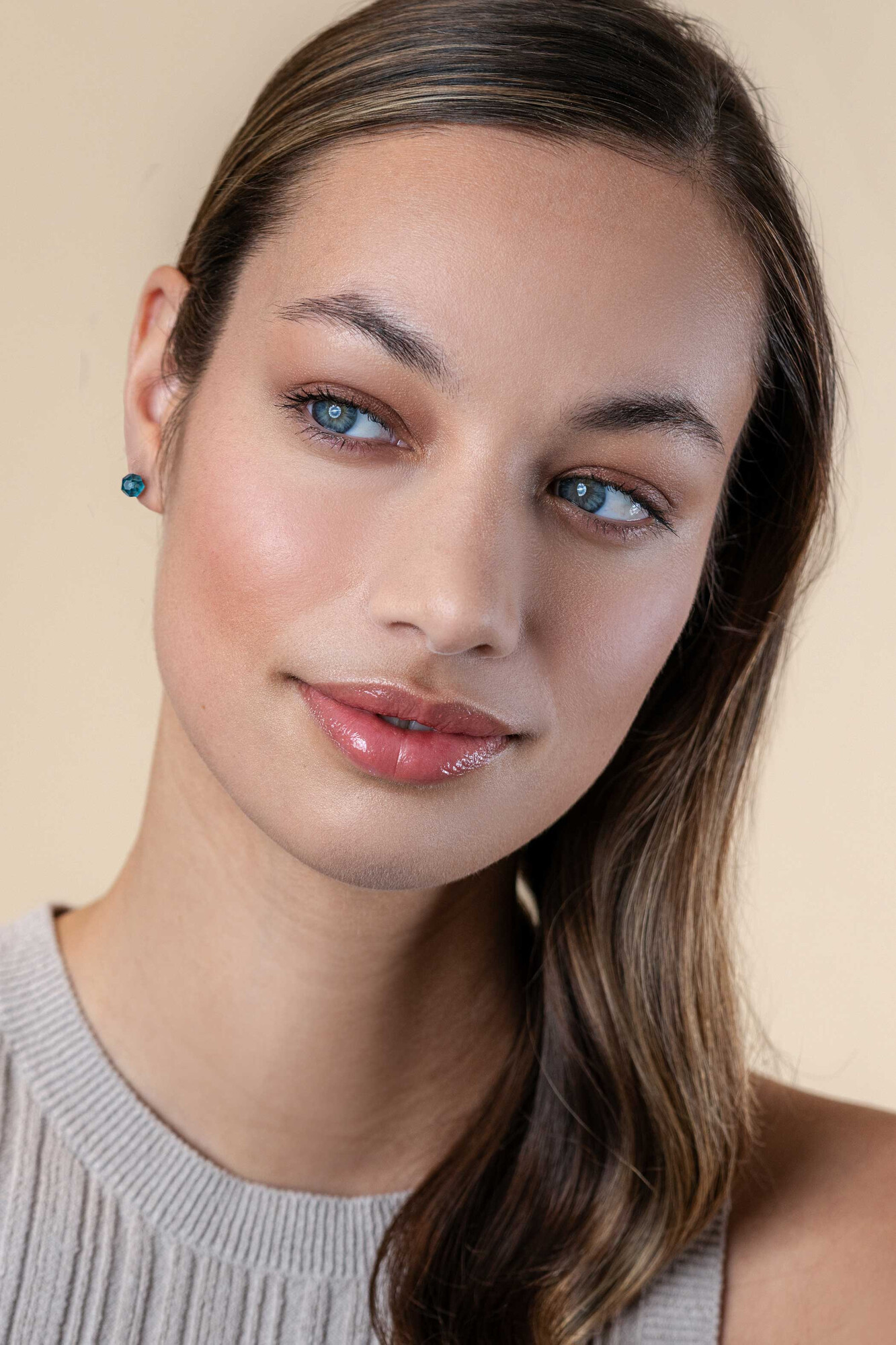 6mm ZINZI silver ear studs with blue bead ZIO1317B
