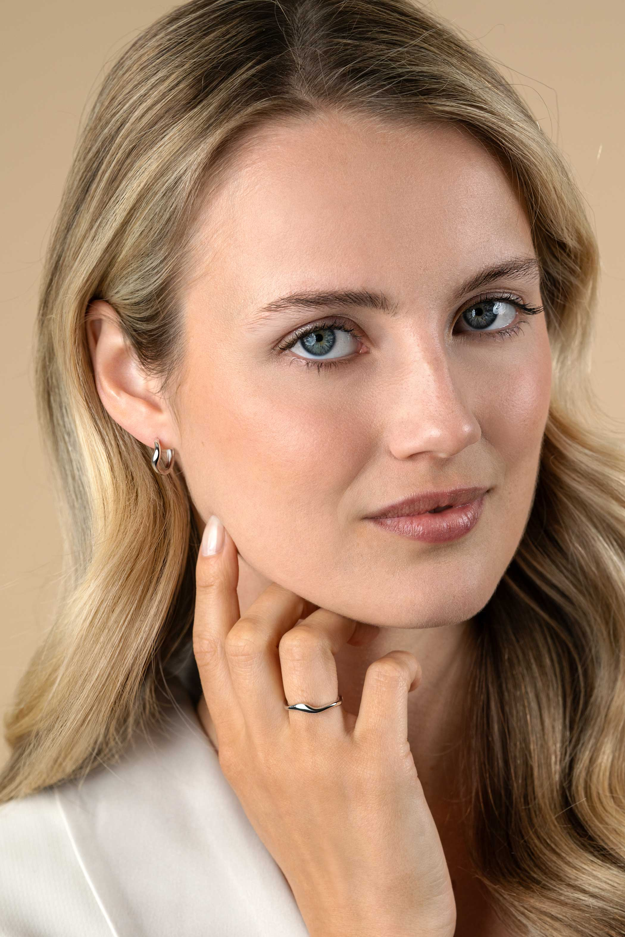 15mm ZINZI silver hoops organically shaped with luxury hinge closure ZIO2627