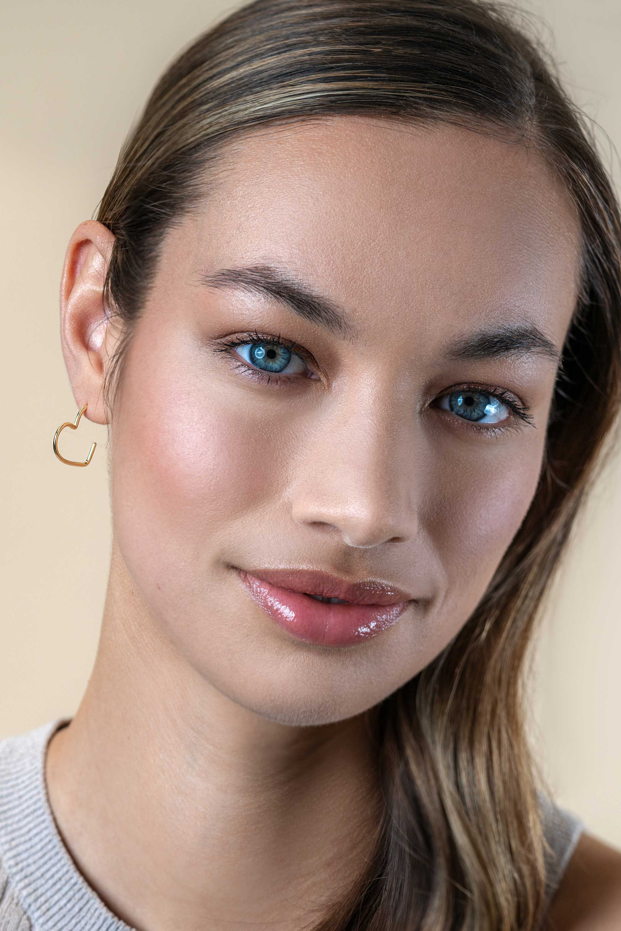 18mm ZINZI gold plated silver half hoop earrings in heart shape, 1.4mm tube thickness with butterfly clasp ZIO2584G
