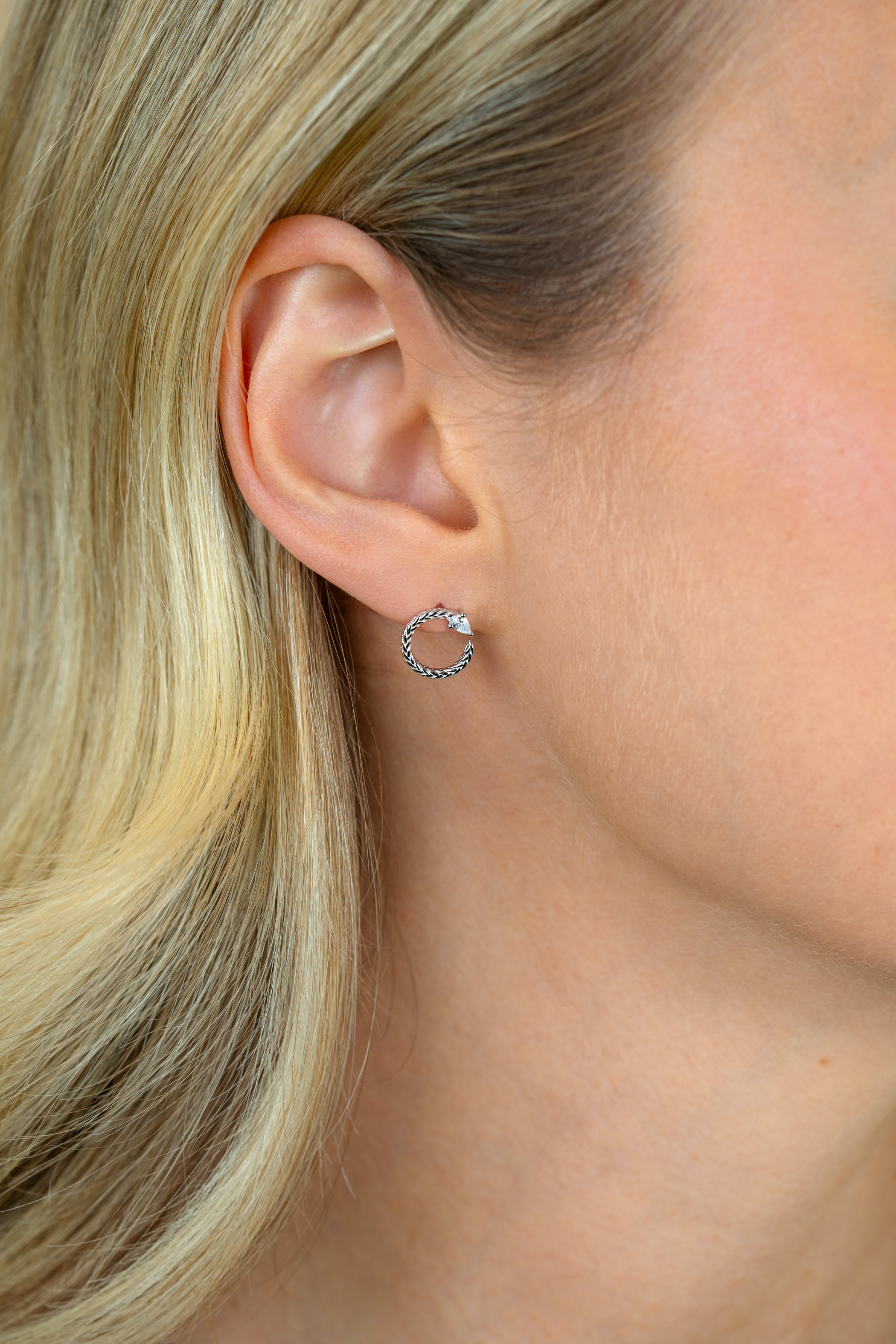 ZINZI zlv. oorknopje open ronde slang met zirc.