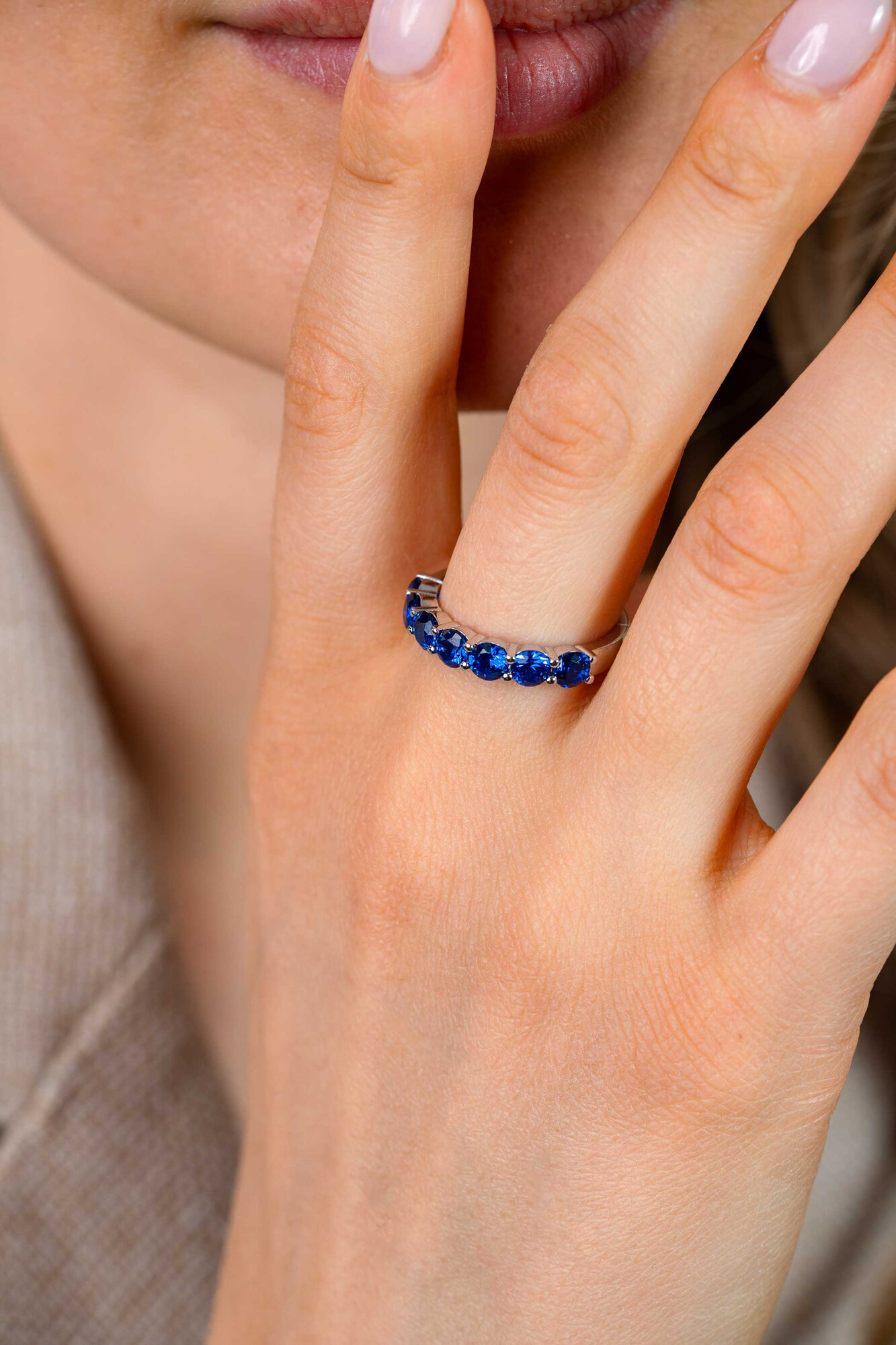 ZINZI zlv. rij ring 7x blauw zirc. 4mm breed mt.62