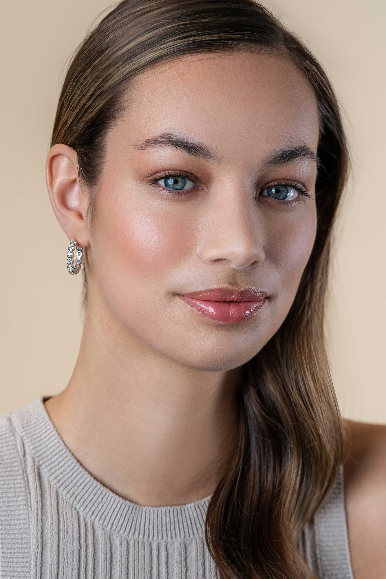 21mm ZINZI silver half hoop earrings, 4mm tube thickness, set with 12 white zirconias and with butterfly clasp ZIO2573
