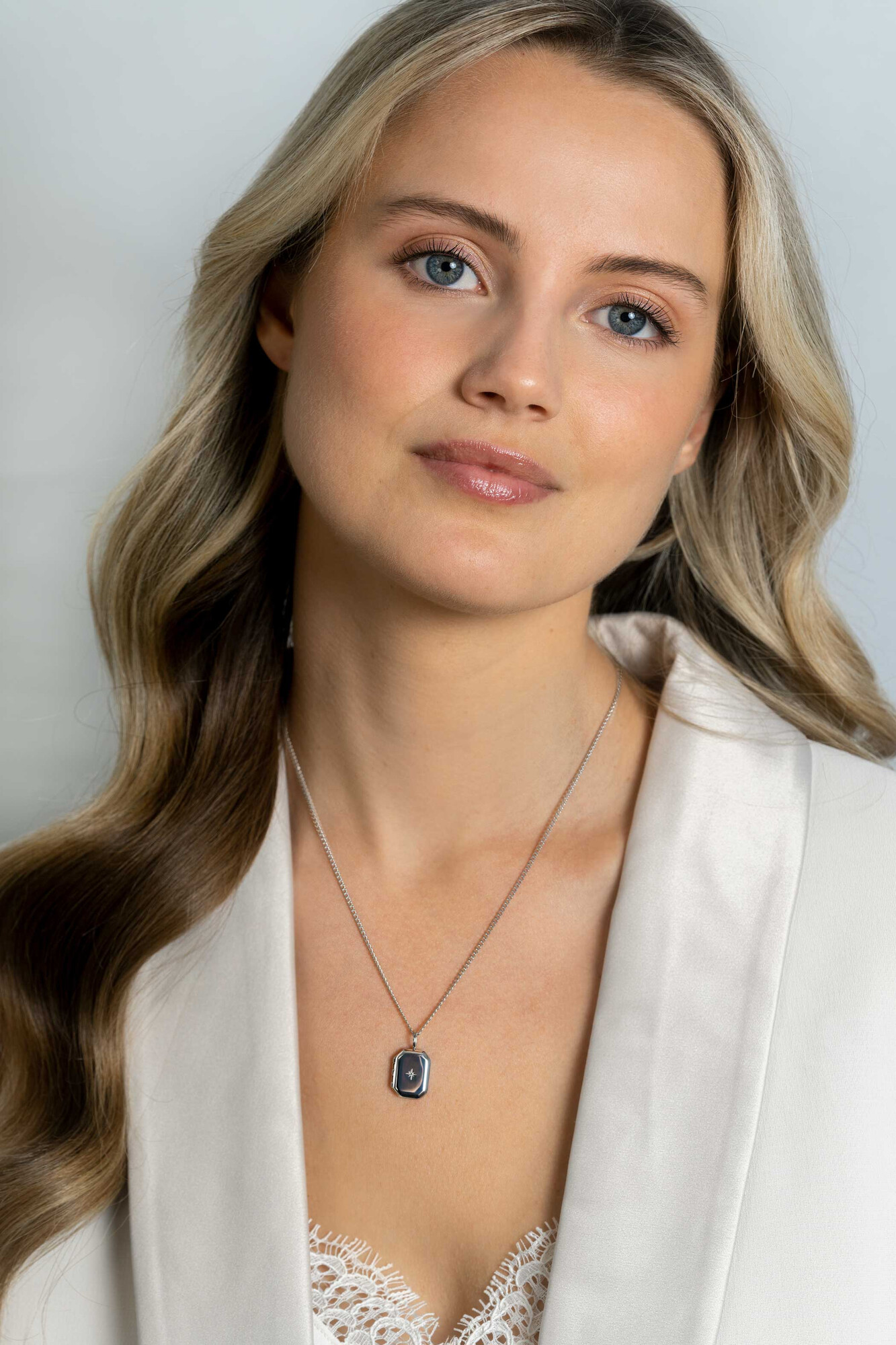 22mm ZINZI Sterling Silver Medallion Rectangle Set with White Zirconia ZIH2425 (excl. necklace)