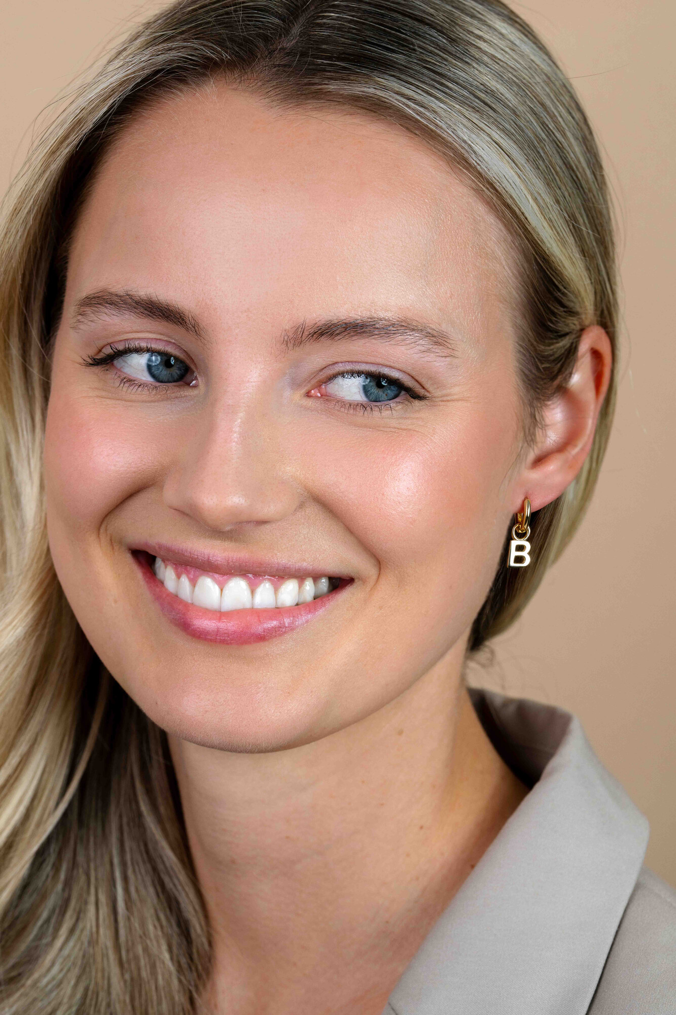 ZINZI Gold Plated Letter Earrings Pendant B price per piece ZICH2145B (excl. hoop earrings)