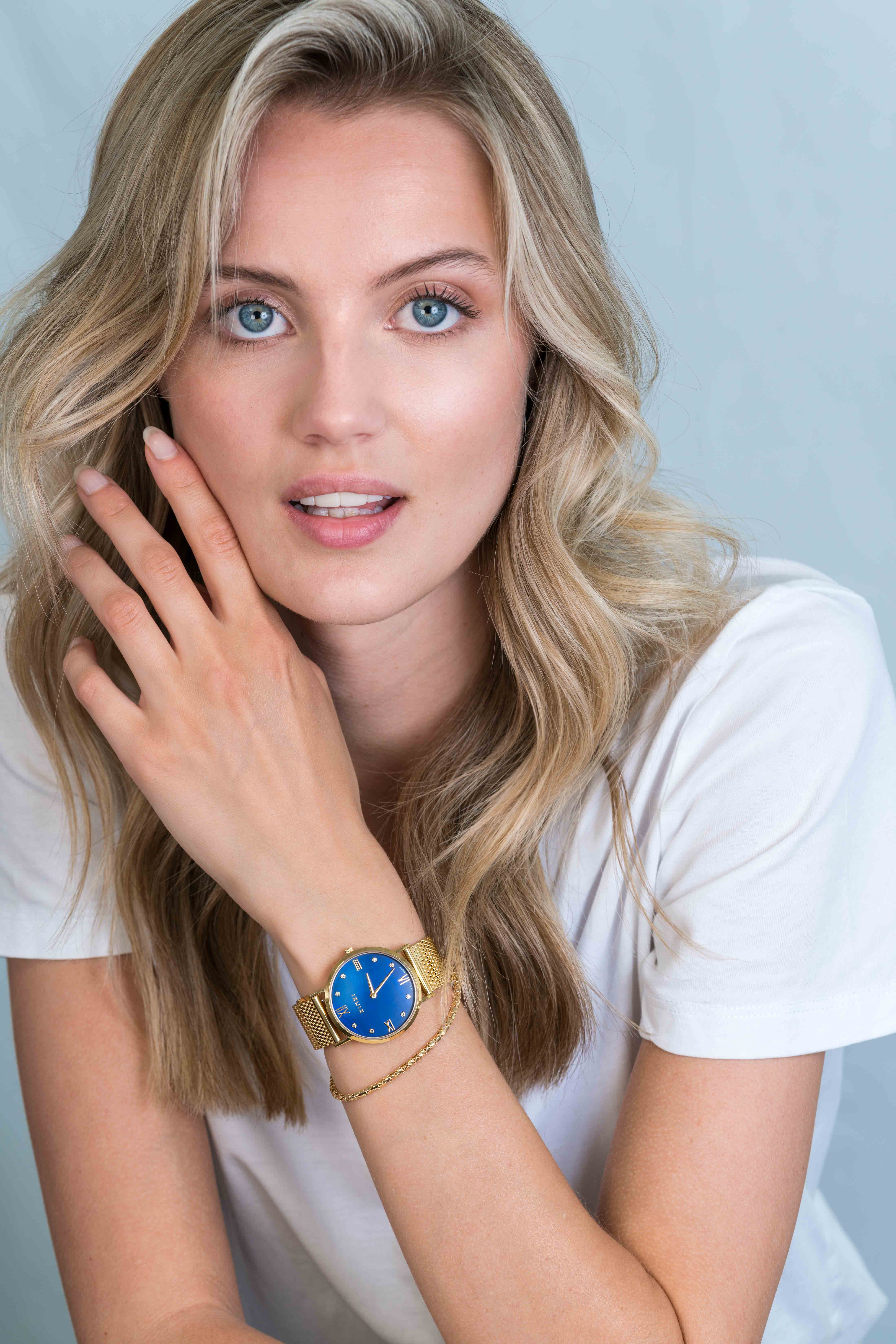 ZINZI Roman Watch Dark Blue Mother-of-Pearl Dial with White Zirconias Gold Colored Stainless Steel Case and Mesh Strap 34mm ZIW547M