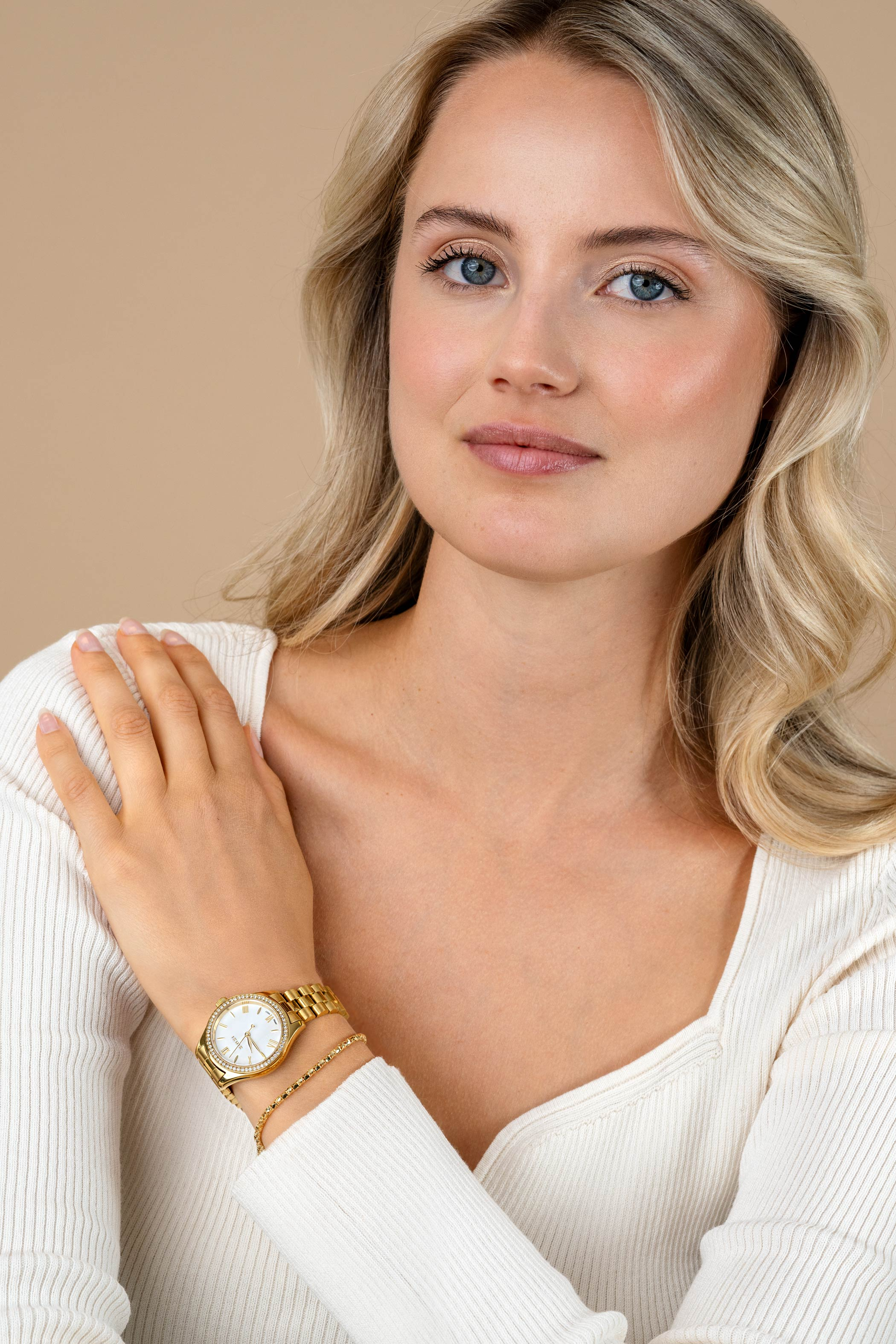 ZINZI Tresor watch 32mm set with white zirconia stones, mother-of-pearl dial, and gold-colored stainless steel case and link bracelet ZIW2434