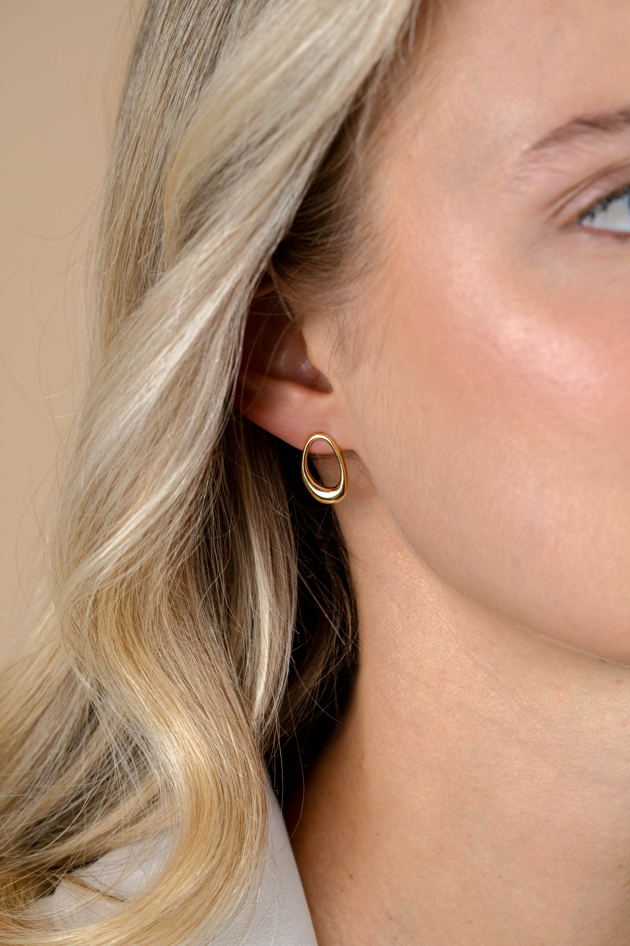 17mm ZINZI gold plated silver stud earrings open round in organic shape ZIO2670G