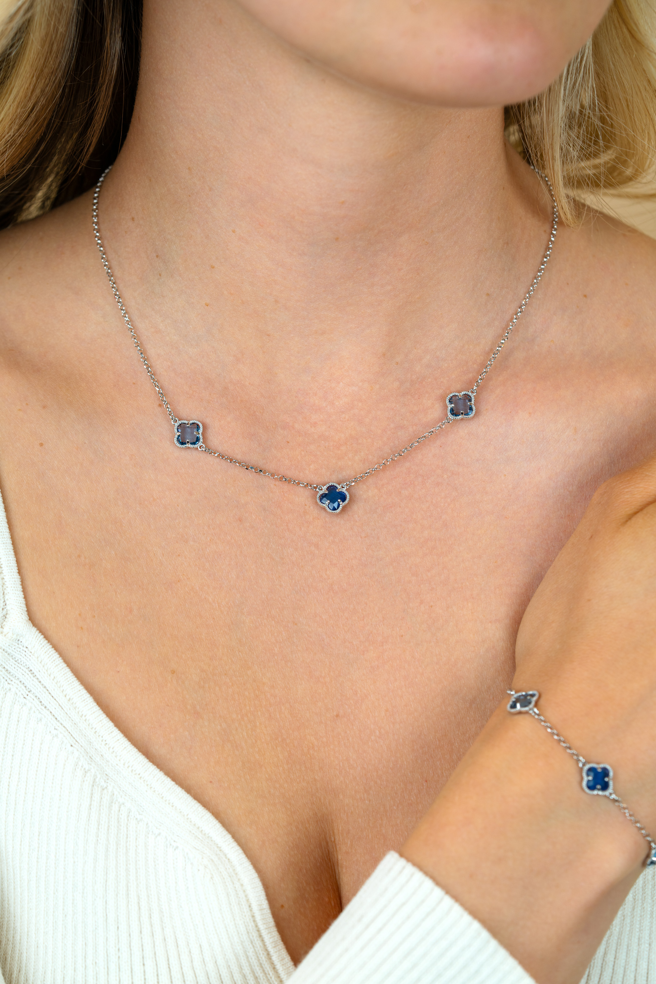 ZINZI silver link necklace with two light blue clovers and one dark blue clover 42-45cm ZIC2663B