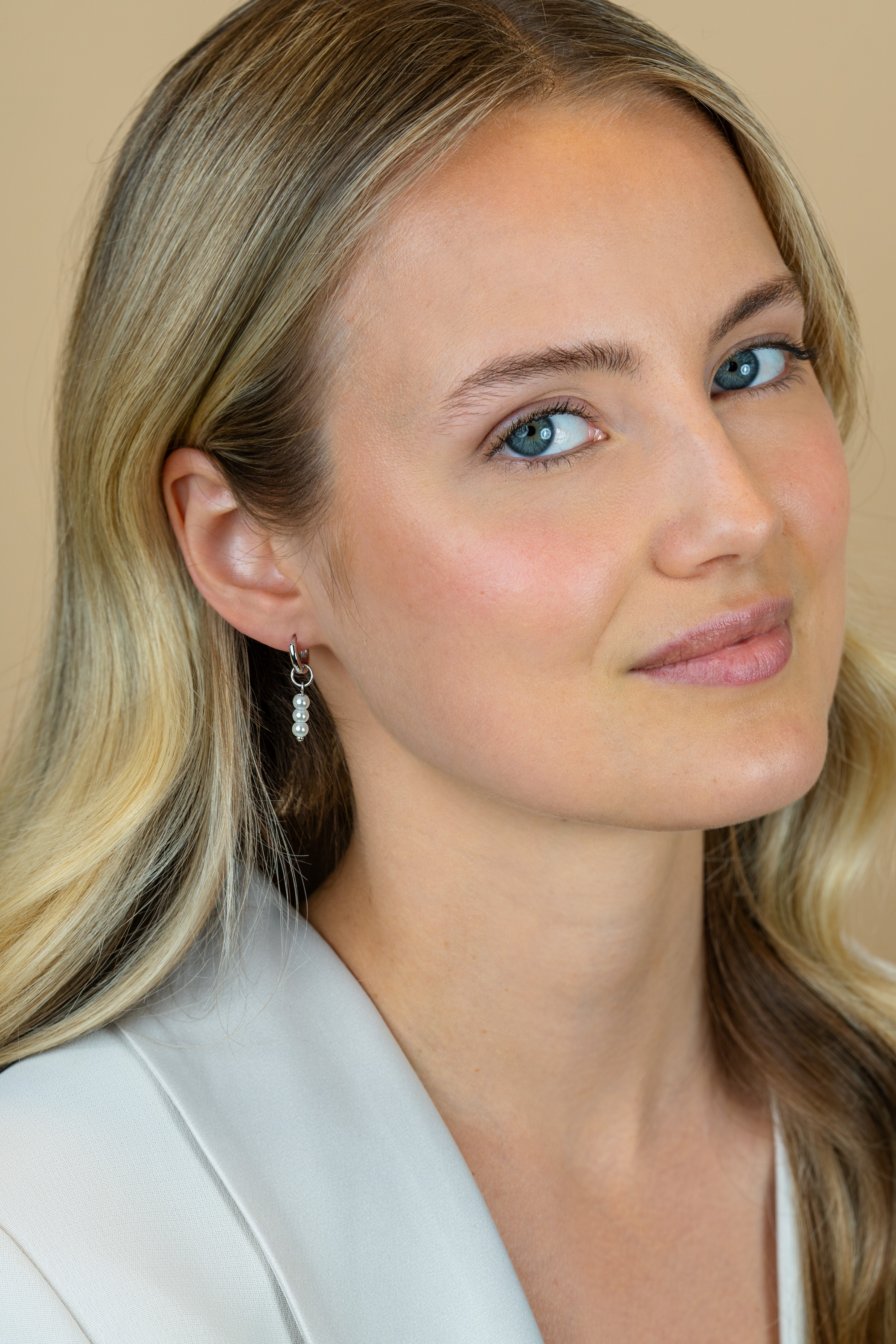 ZINZI zlv. oorbedels met 3x witte parel