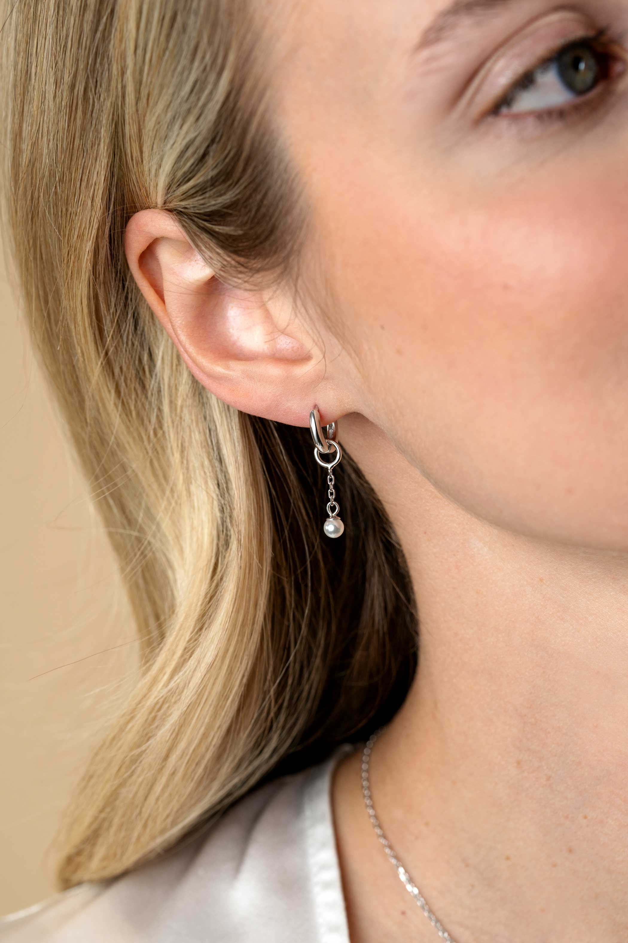 18mm ZINZI silver charm earrings with chain and round white glass pearl 4mm ZICH2623 (without hoops earrings)