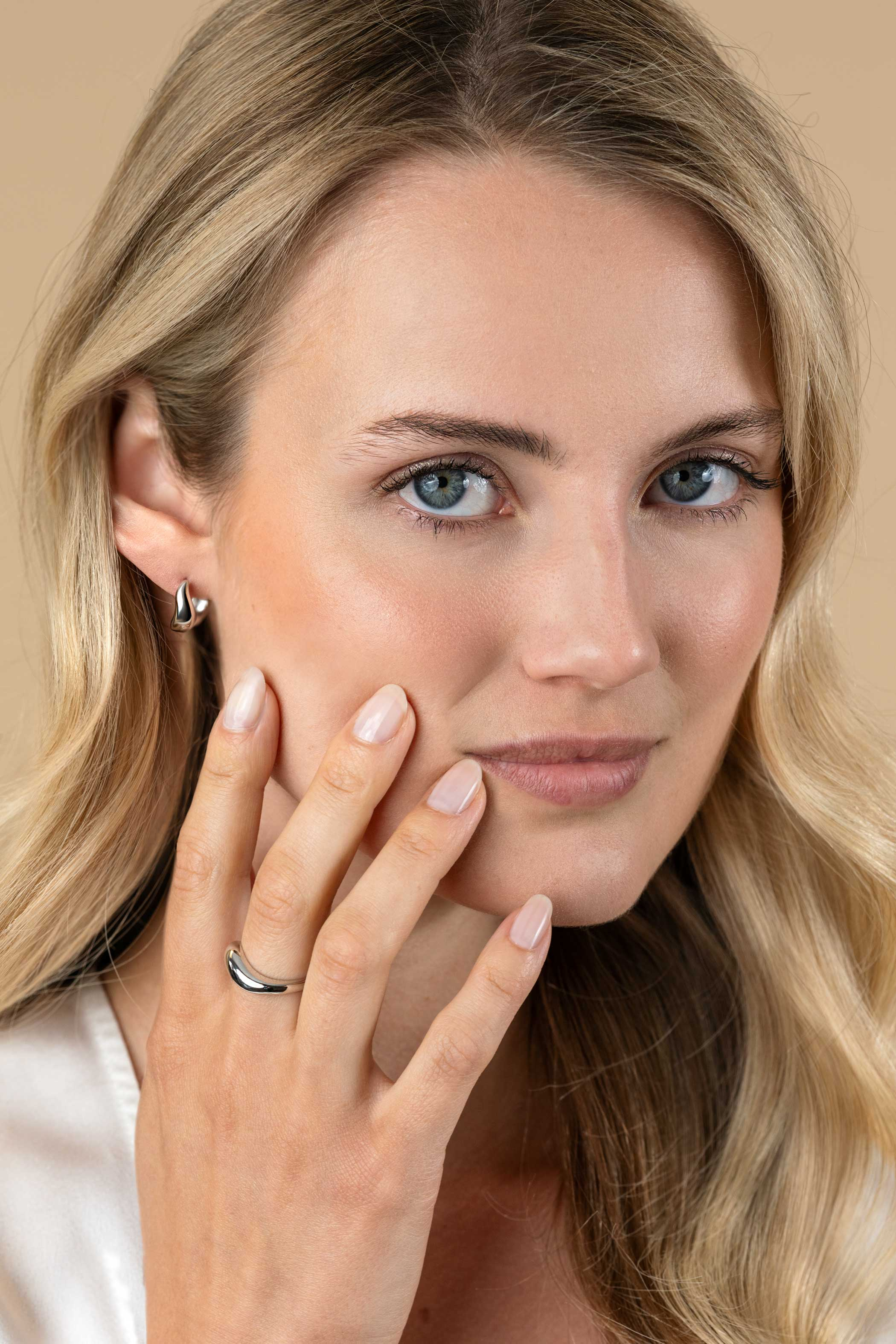 13mm ZINZI silver hoops organically shaped 5.5mm wide with luxury hinge closure ZIO2608