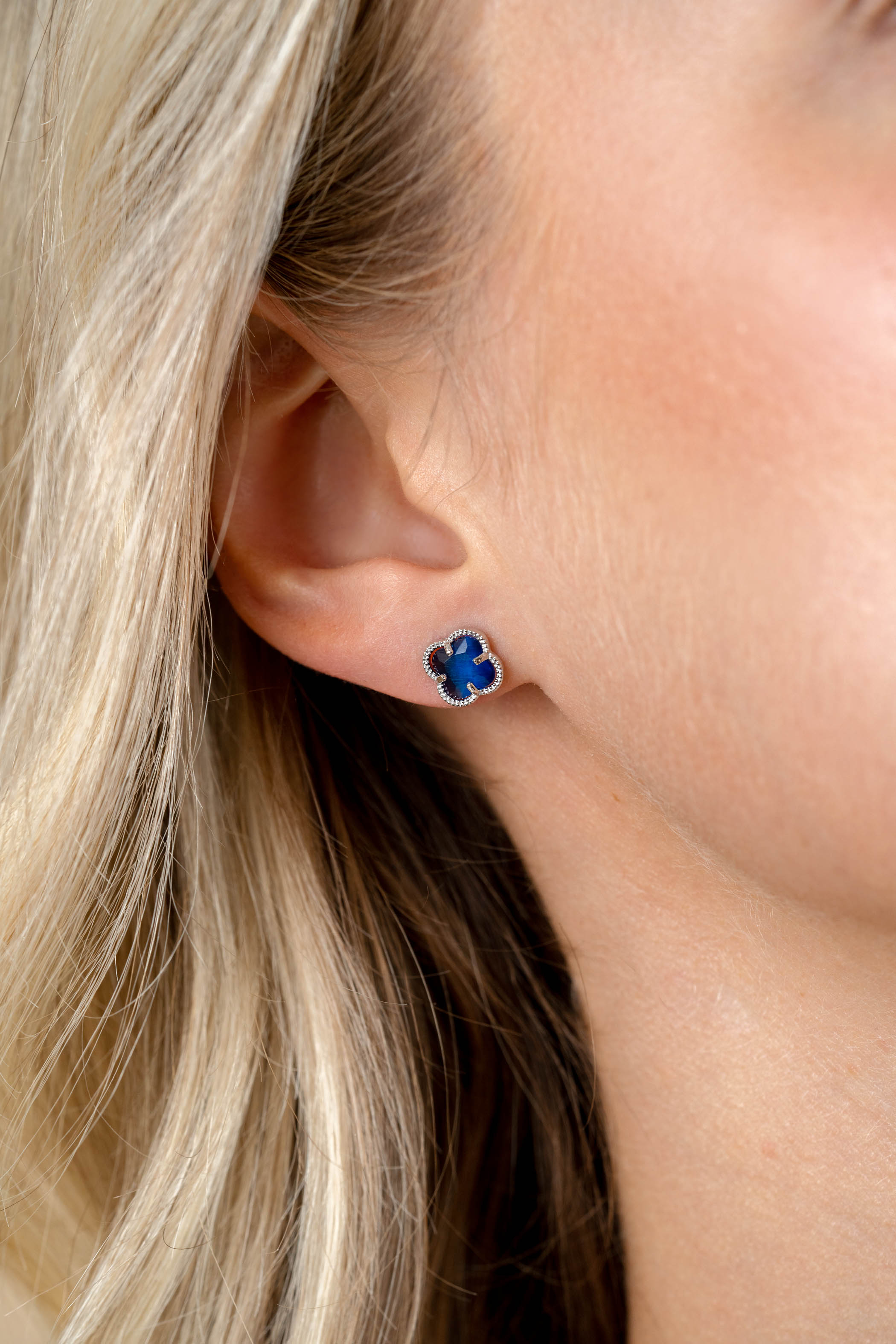 9mm ZINZI silver stud earrings in clover shape with dark blue cubic zirconia ZIO2663DB