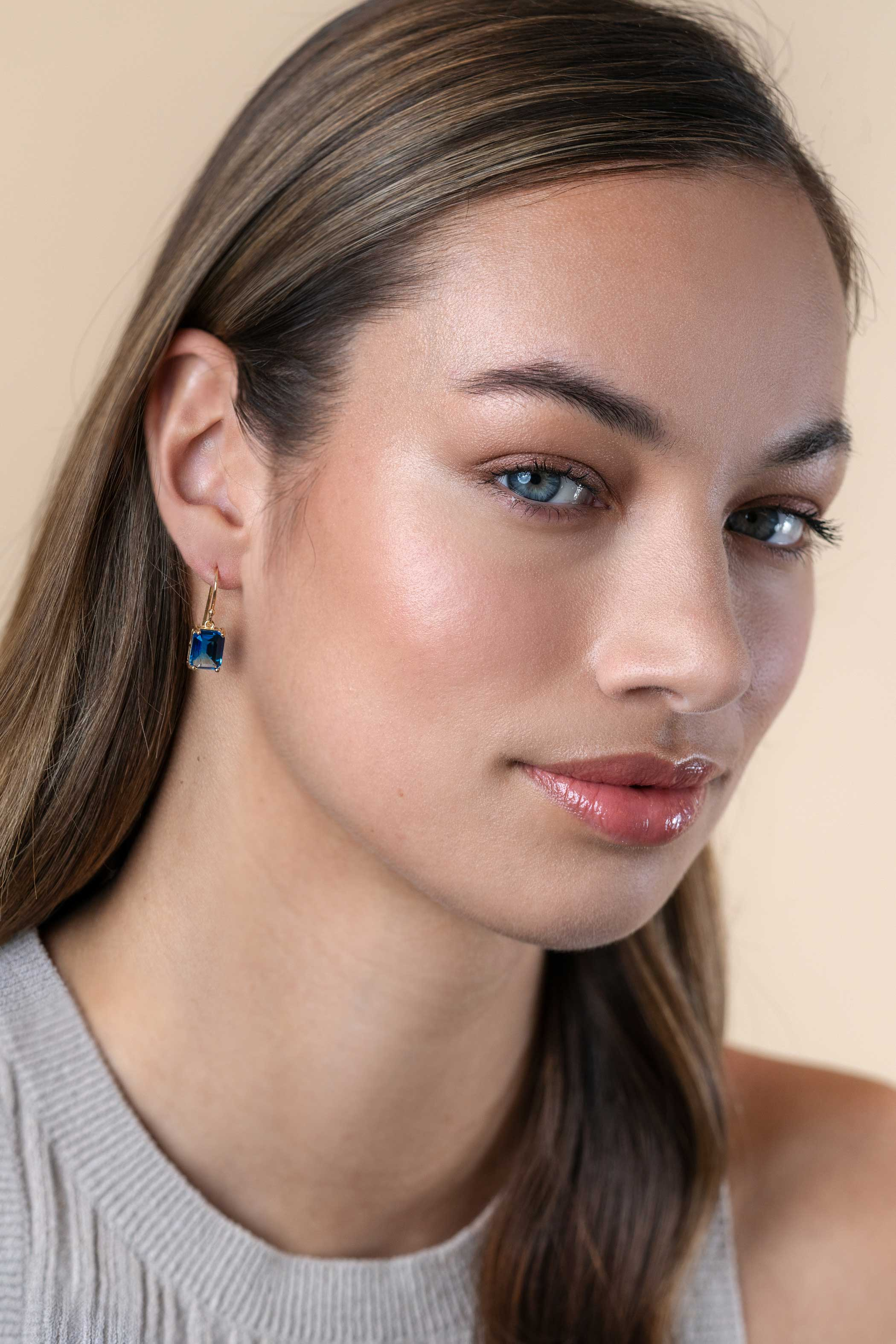 25mm ZINZI gold plated silver earrings with indigo blue stone in four-prong setting ZIO2578
