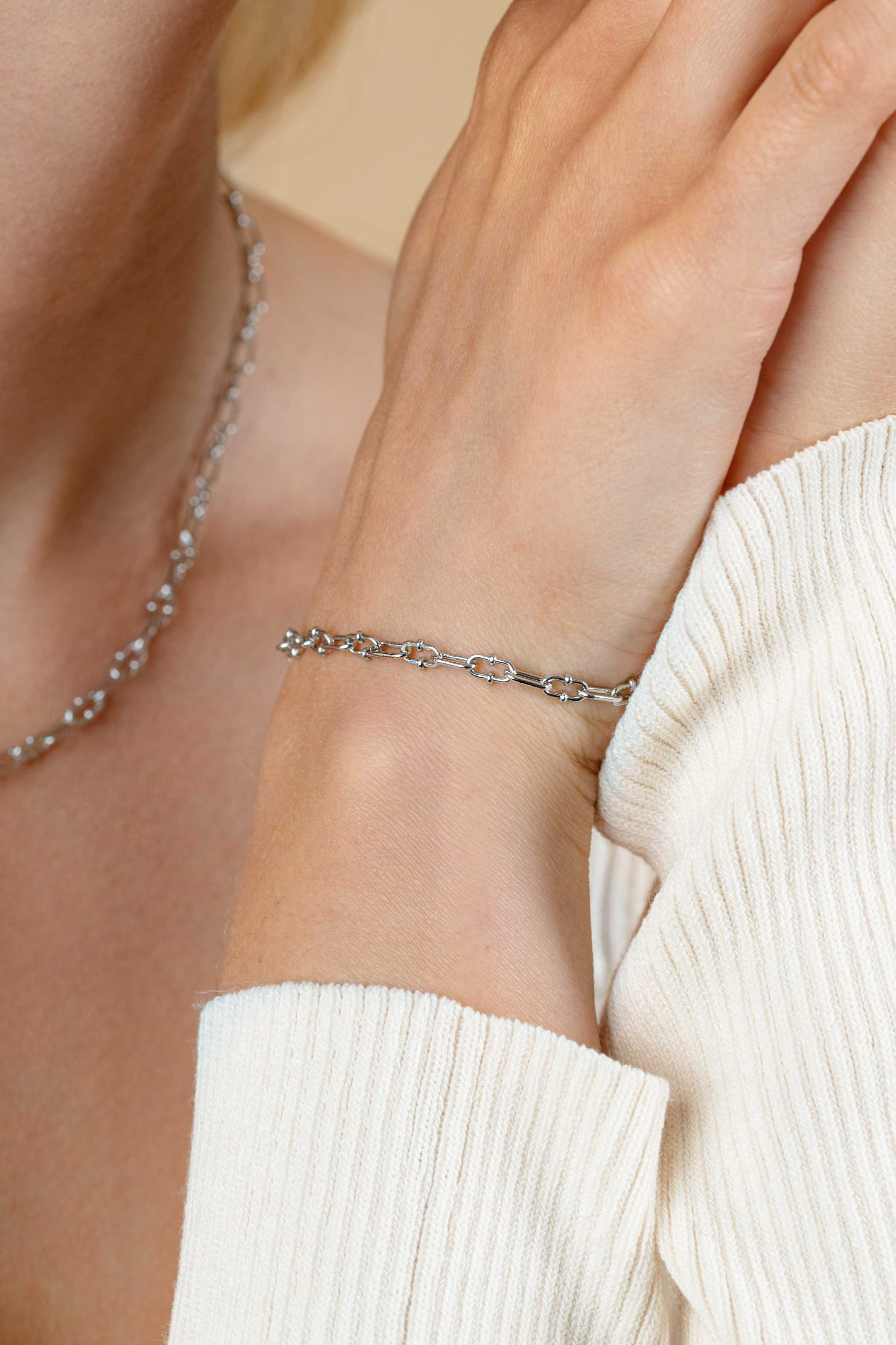 ZINZI silver bracelet with 4mm paperclip links, decorated with playful beads 17-20cm ZIA2586