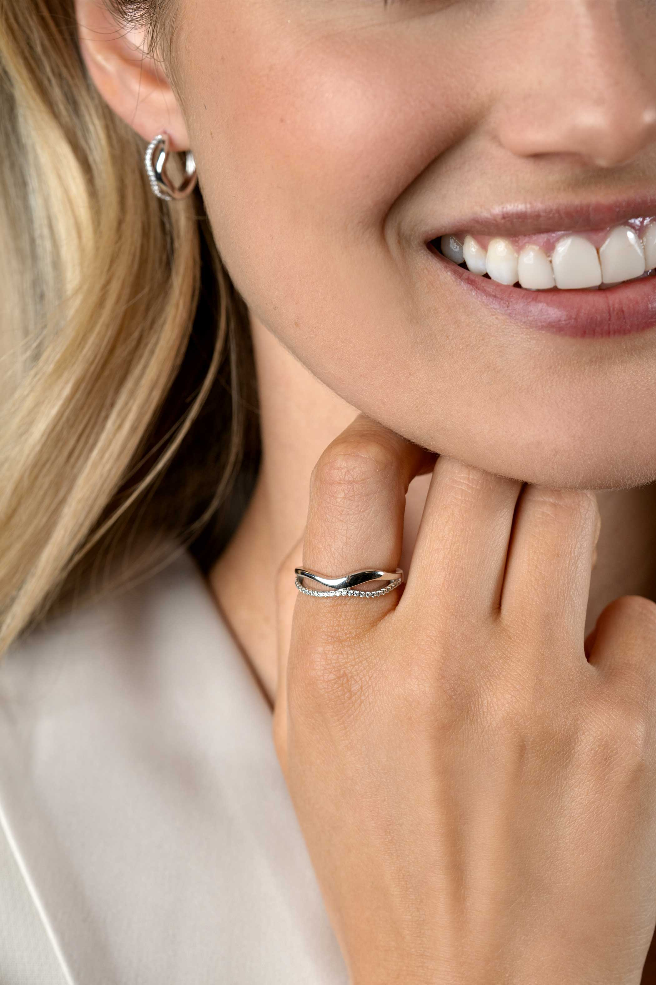 ZINZI silver multi-look ring (6mm wide) organically shaped with two wavy rows, one set with white zirconias ZIR2629