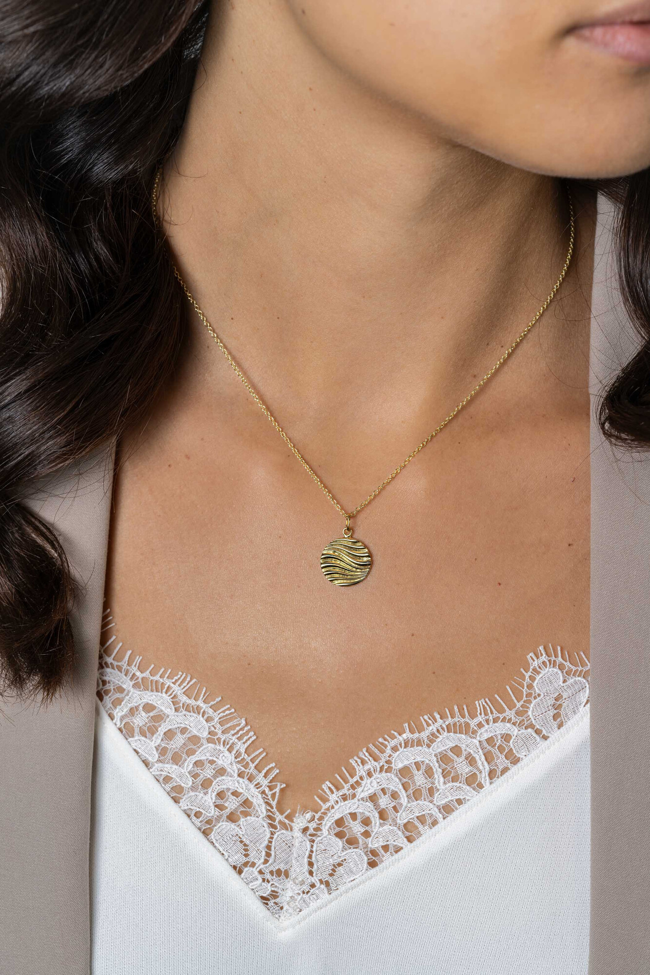 18mm ZINZI Gold Plated Sterling Silver Pendant Coin with Graceful Waves Design ZIH2450 (excl. necklace)