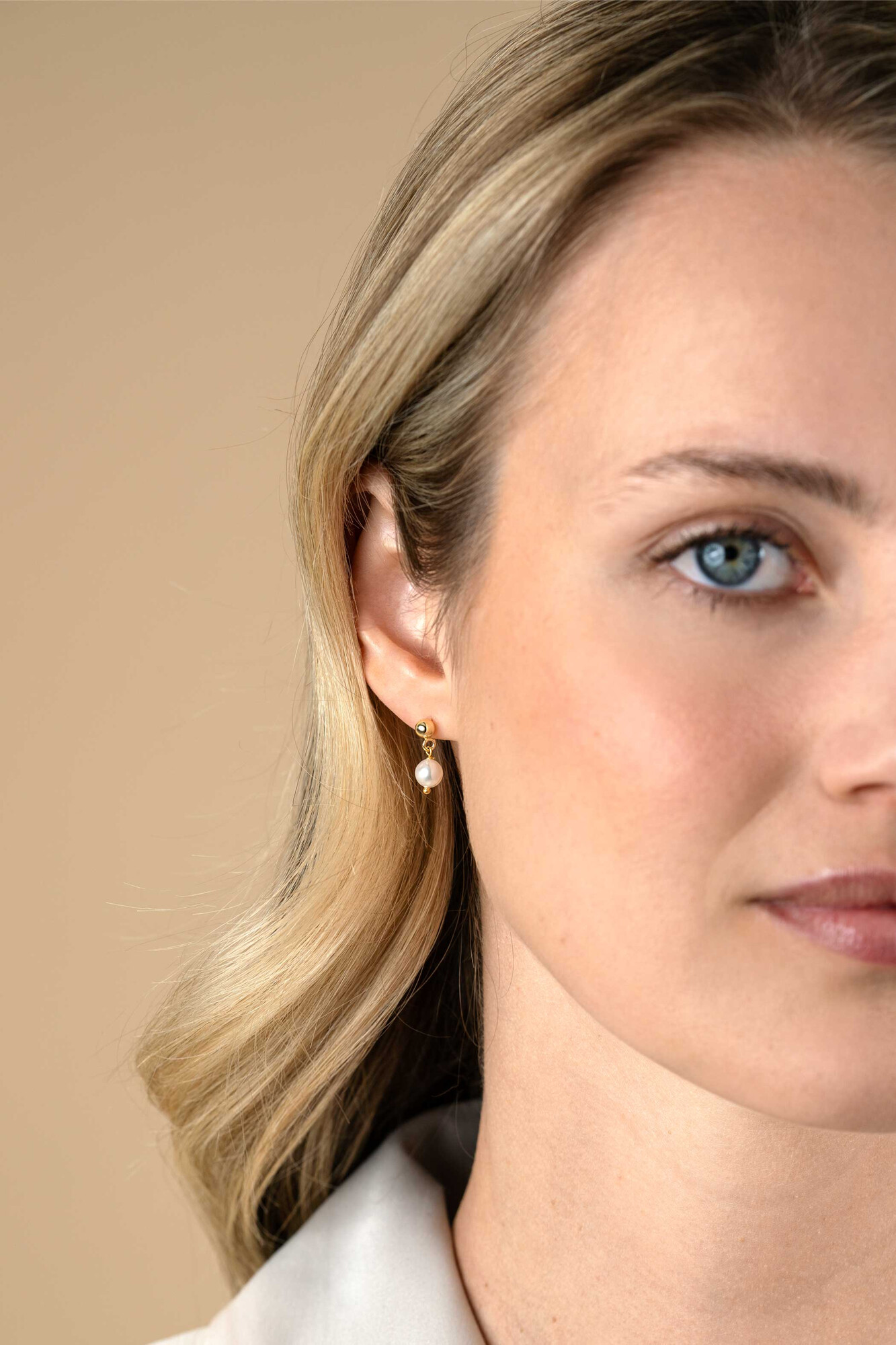 15mm ZINZI gold plated silver stud earrings with dangling white freshwater pearl 6mm in organic shape ZIO2643