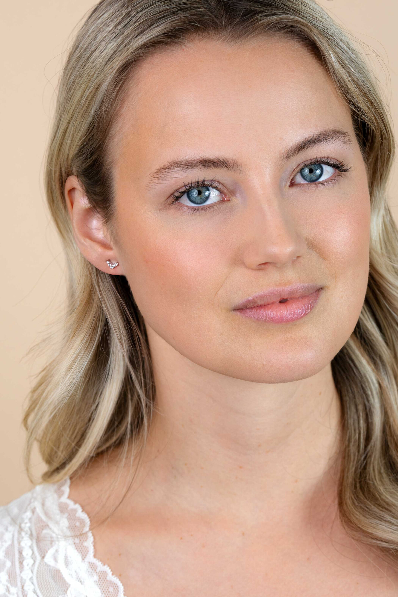 7mm ZINZI Sterling Silver Stud Earrings V-Shape White ZIO1380Z