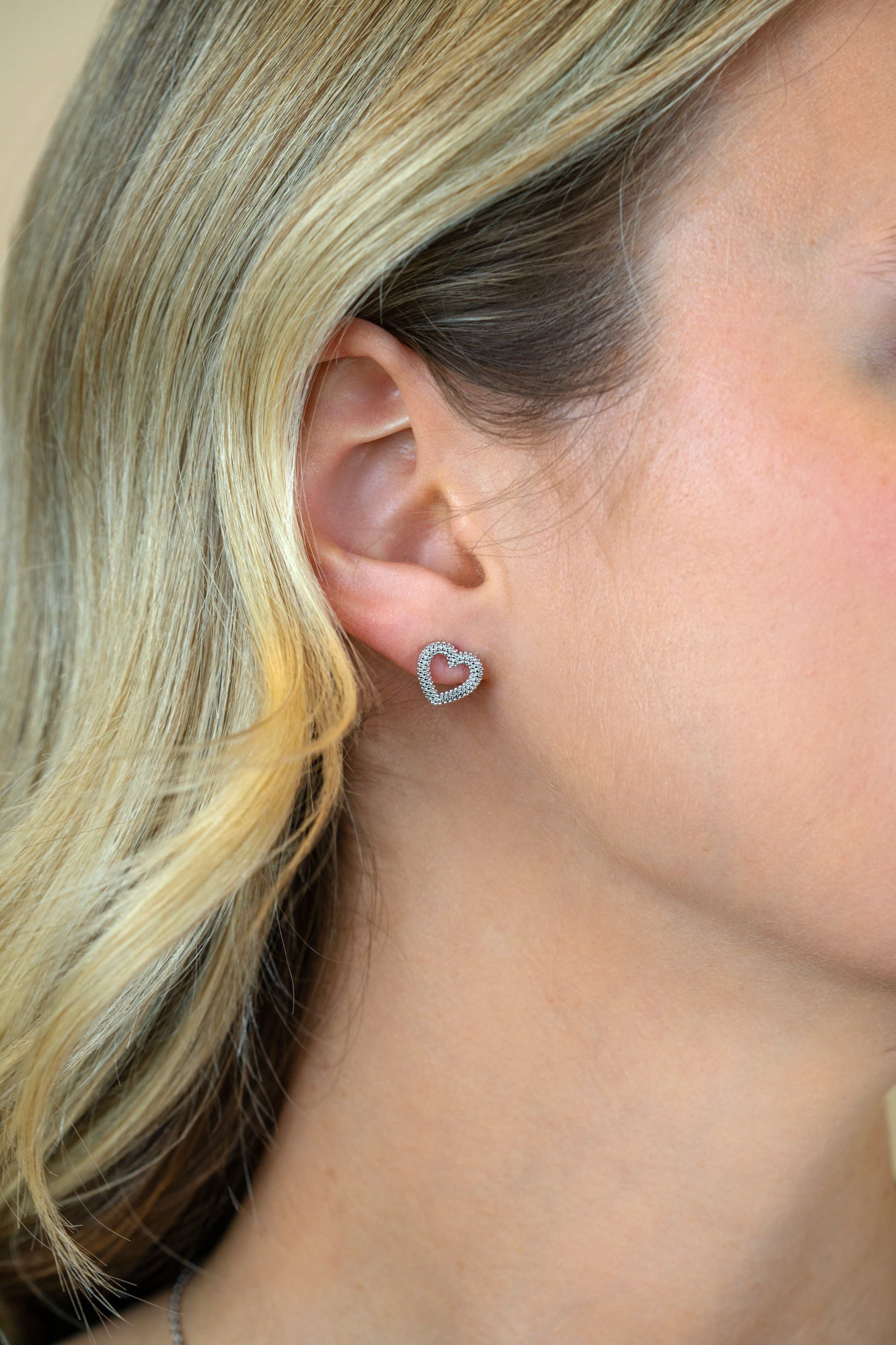 ZINZI zlv. oorknopjes bewerkt open hartje