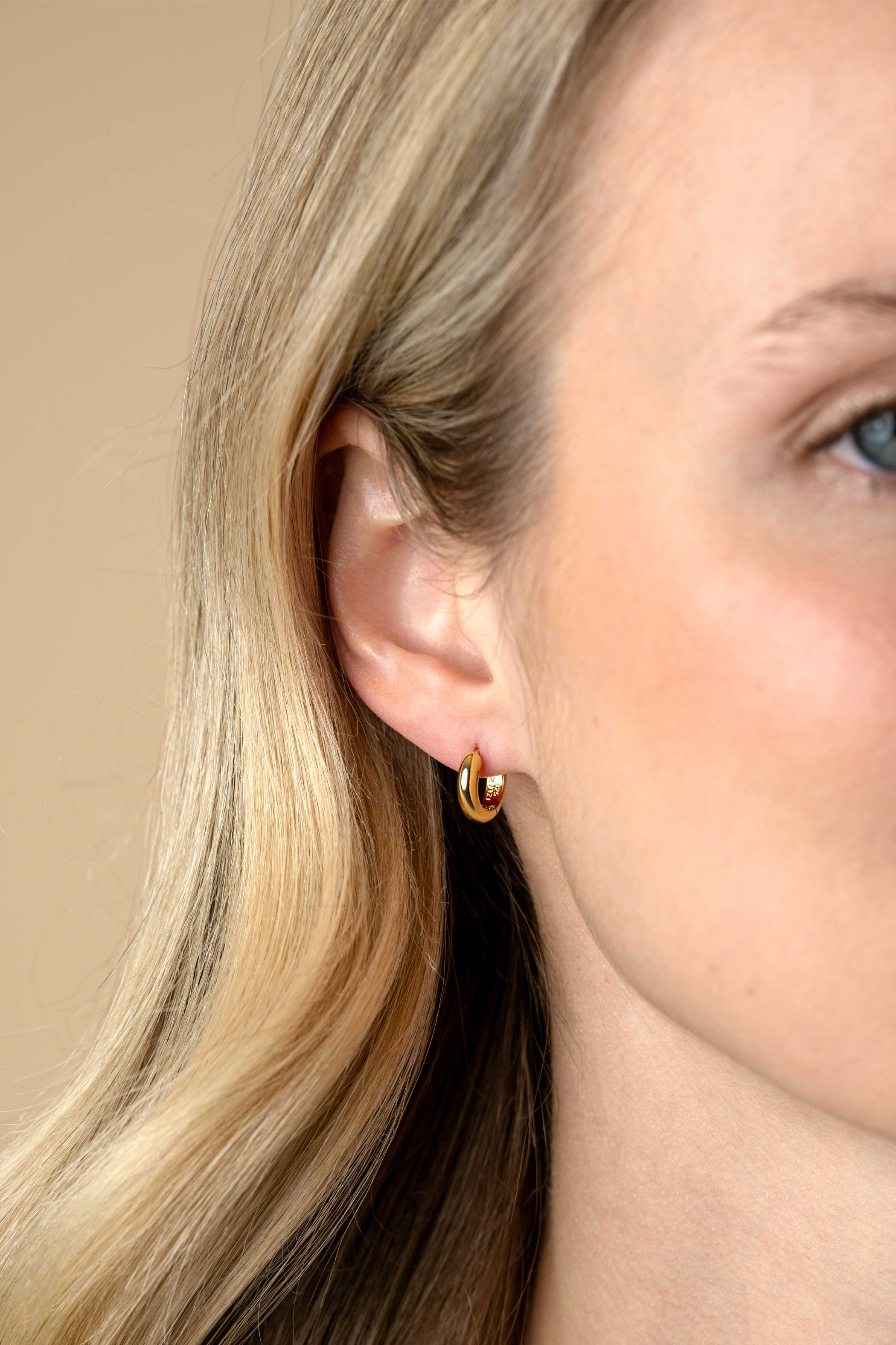 12.5mm ZINZI gold plated silver smooth hoops with round tube 3mm with luxury hinge closure ZIO2600G