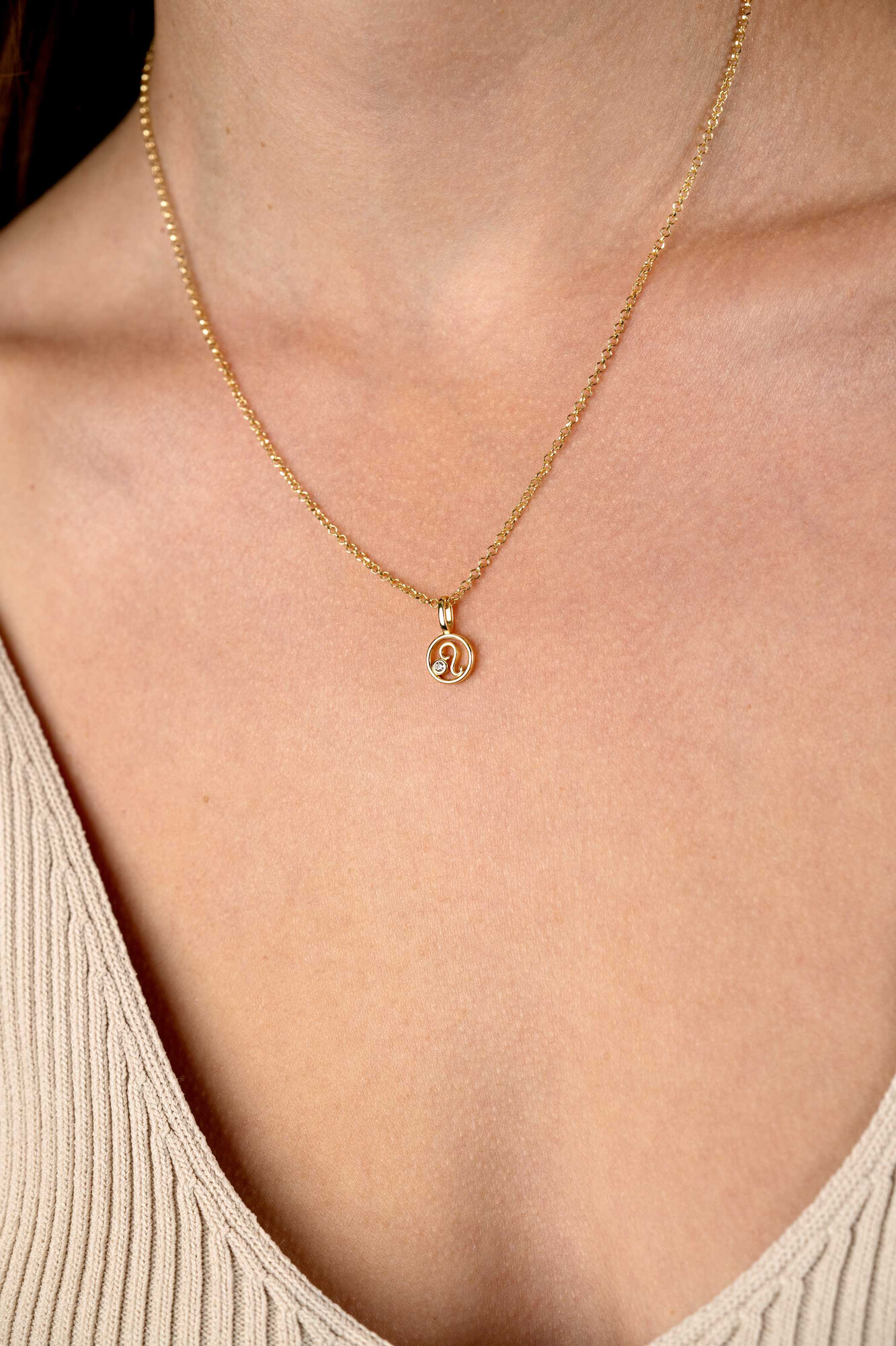 9mm ZINZI gold plated silver Leo zodiac sign pendant set with white zirconias ZIHY-LEE (without necklace)