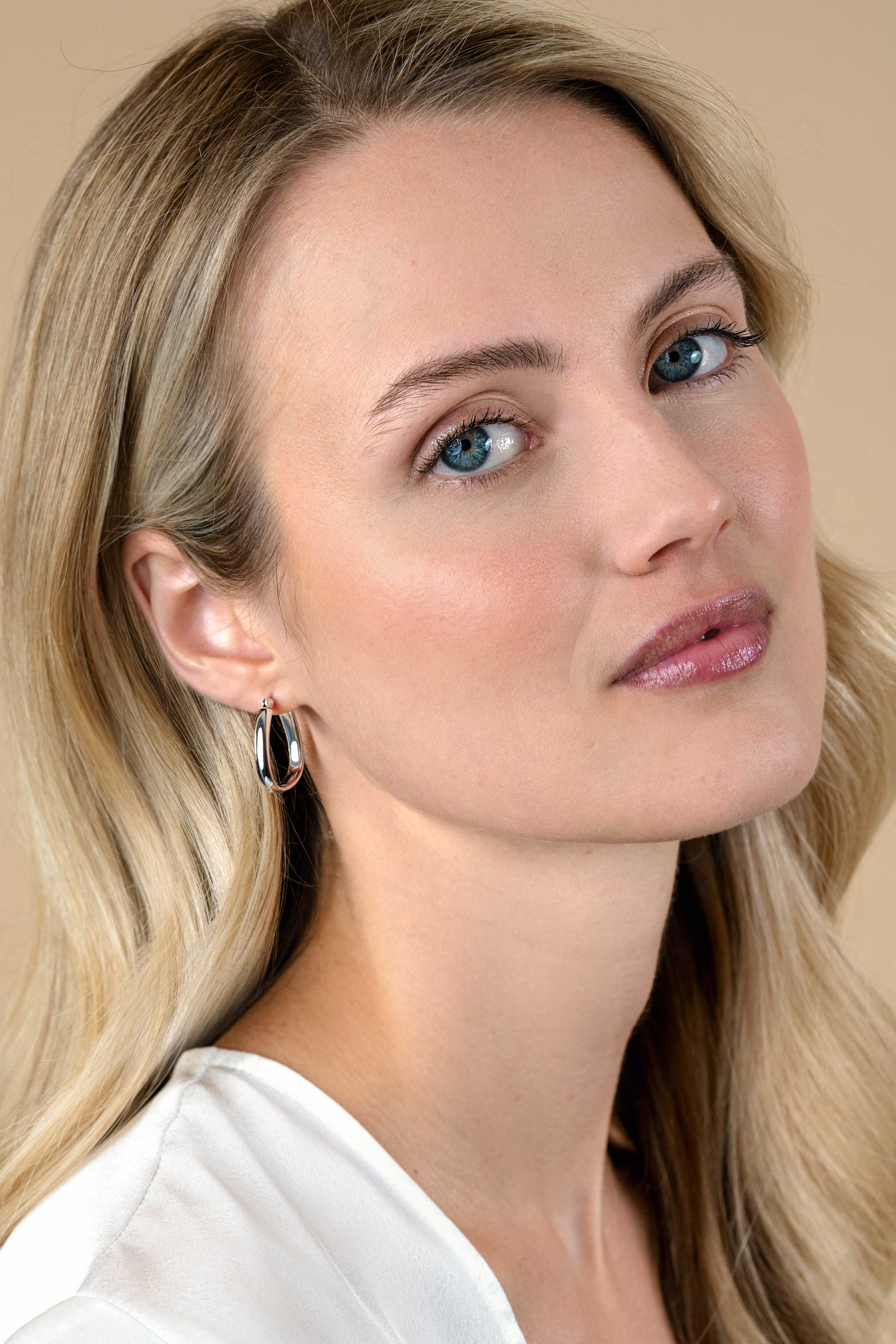 22mm ZINZI silver hoops in trendy bag shape with smooth tube 4mm wide and convenient top closure ZIO2606