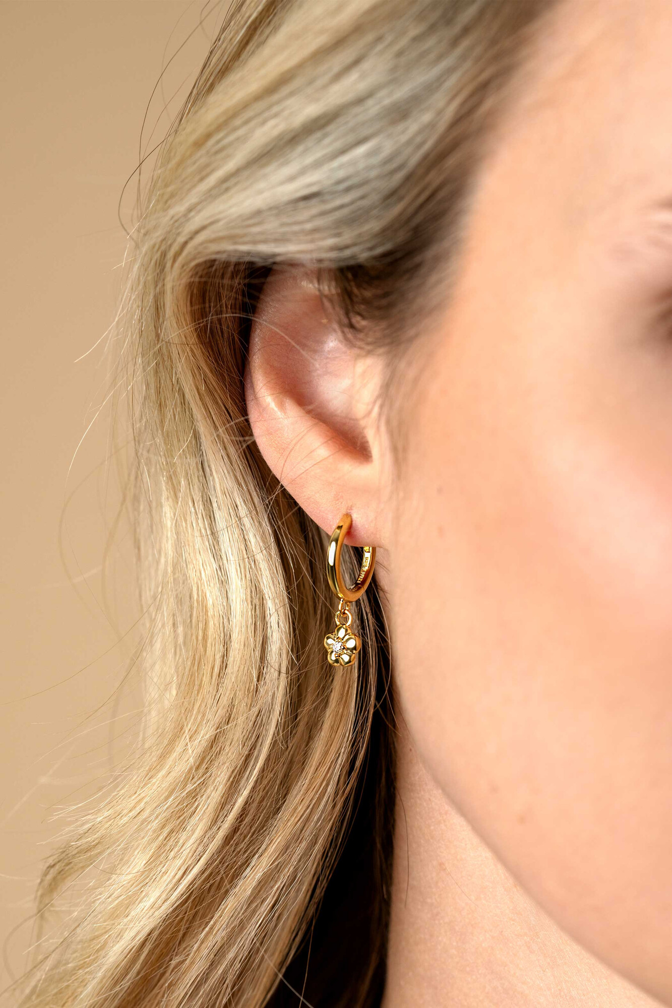 22mm ZINZI gold plated silver hoops 14mm with dangling flowers set with white zirconia ZIO2620